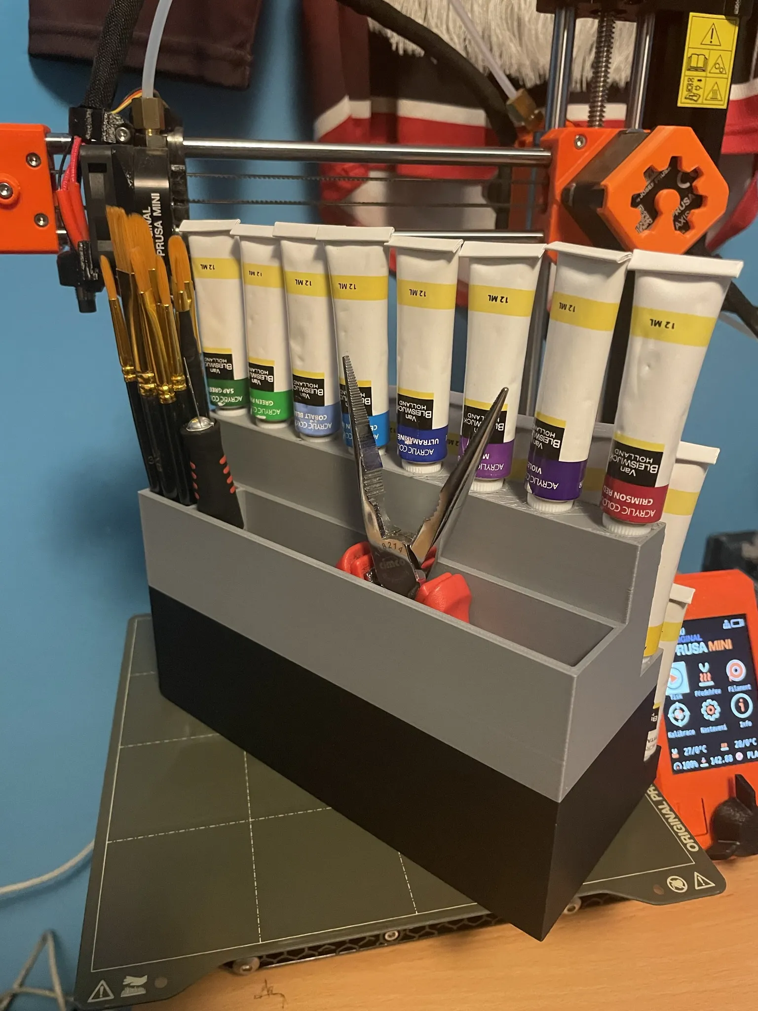 Giá đỡ ống sơn acrylic với không gian để đồ nghề