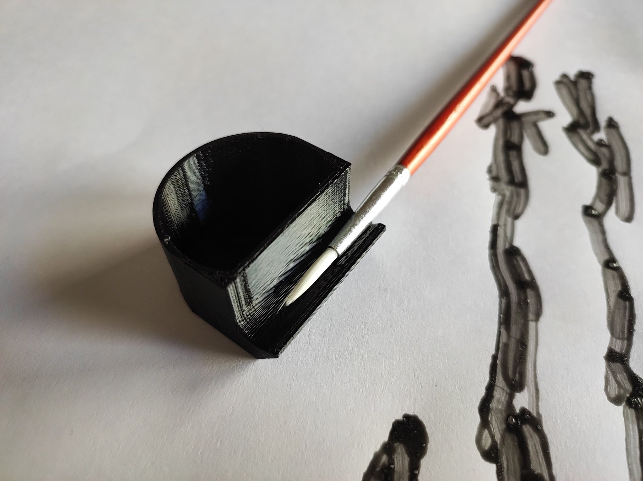 Bình mực kín với giá đỡ cọ vẽ