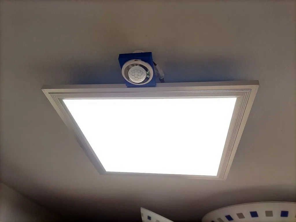Đèn trần LED với hỗ trợ cảm biến PIR cho kho chứa