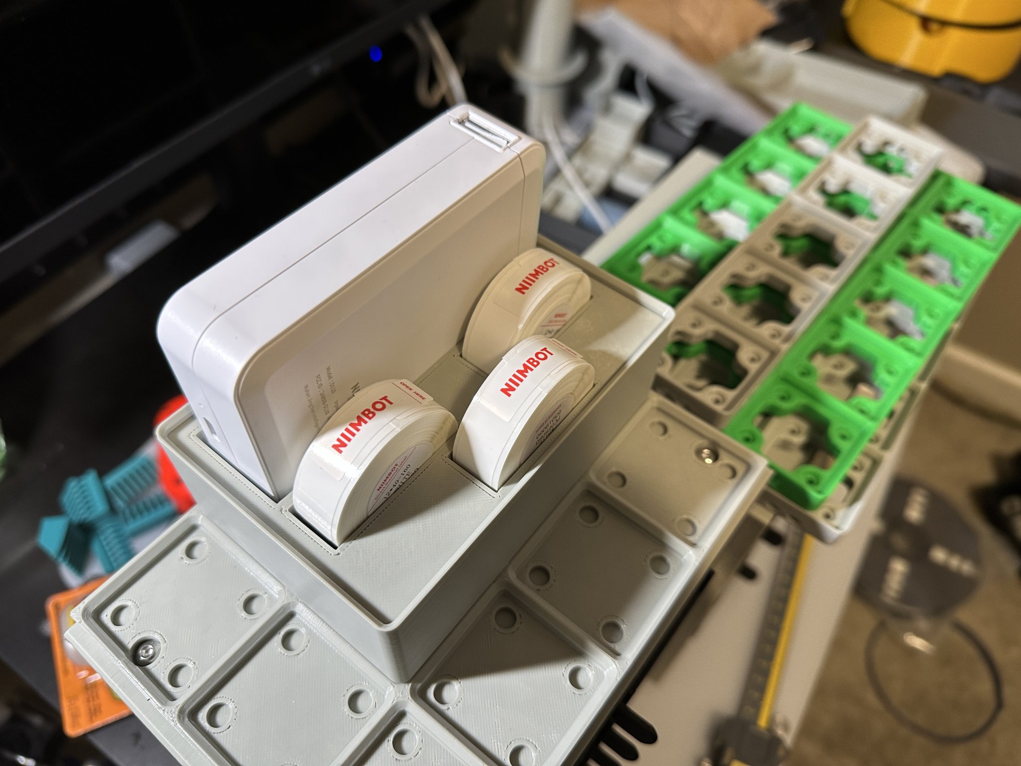 Giá đỡ nhãn Niimbot và khay Gridfinity cho nhãn