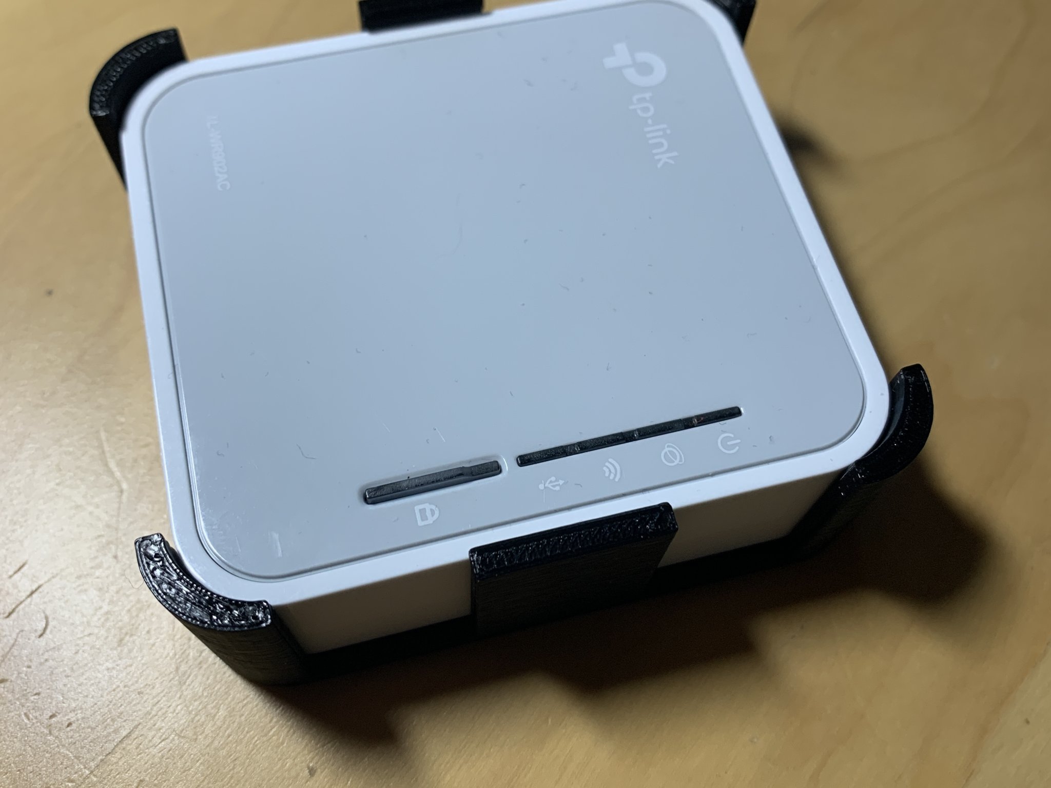 Giá đỡ tường cho bộ định tuyến TP-Link TL-WR902