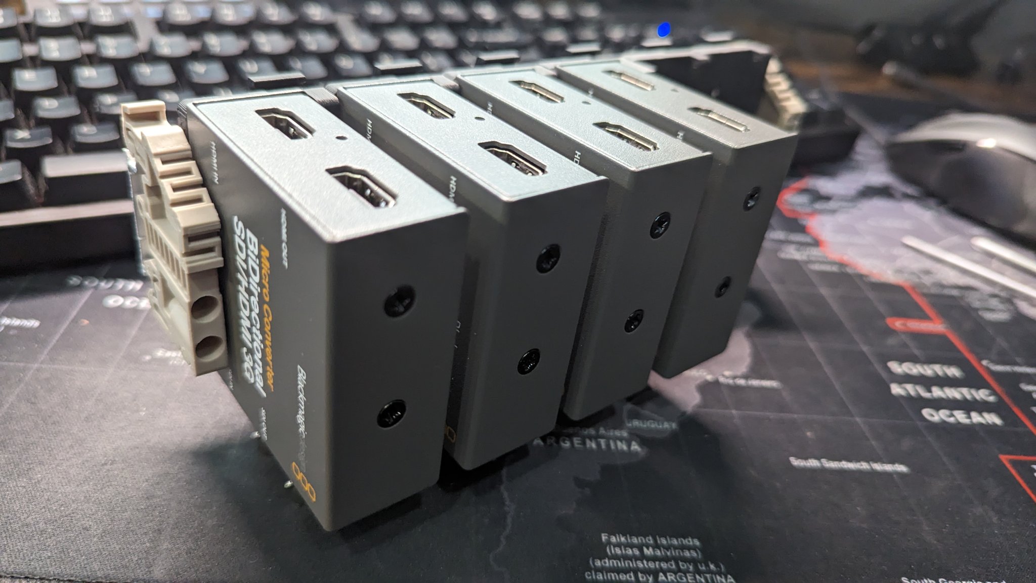 Giá đỡ chuyển đổi Blackmagic Micro trên thanh DIN