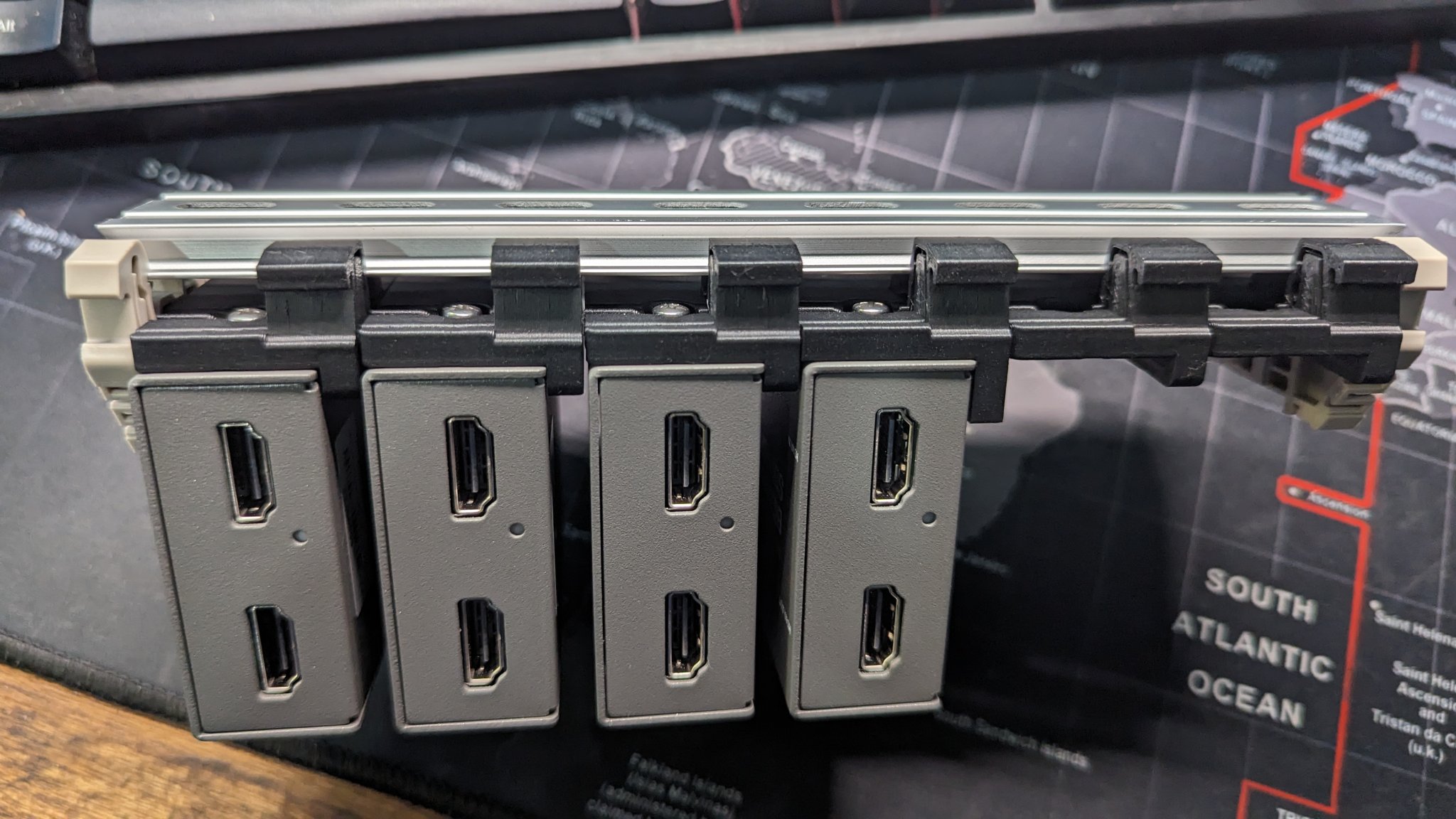 Giá đỡ chuyển đổi Blackmagic Micro trên thanh DIN