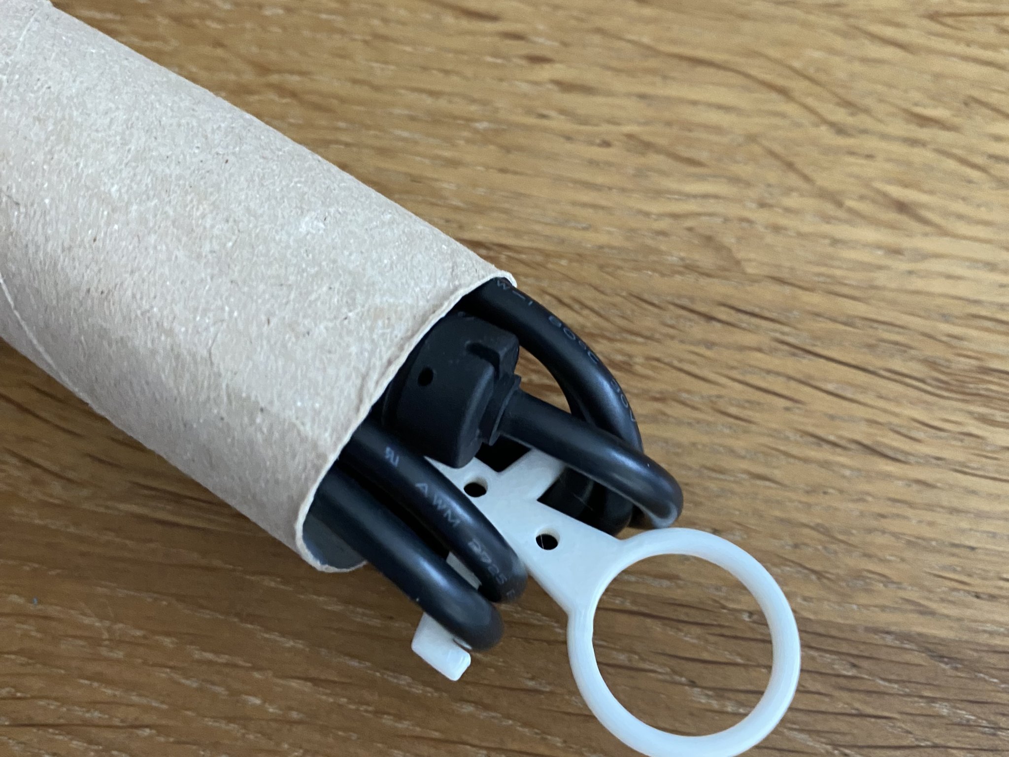 Quản lý cáp thông minh với cuộn giấy vệ sinh