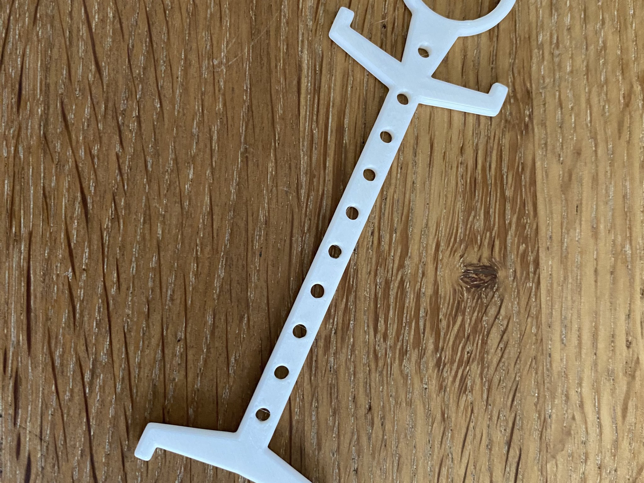 Quản lý cáp thông minh với cuộn giấy vệ sinh