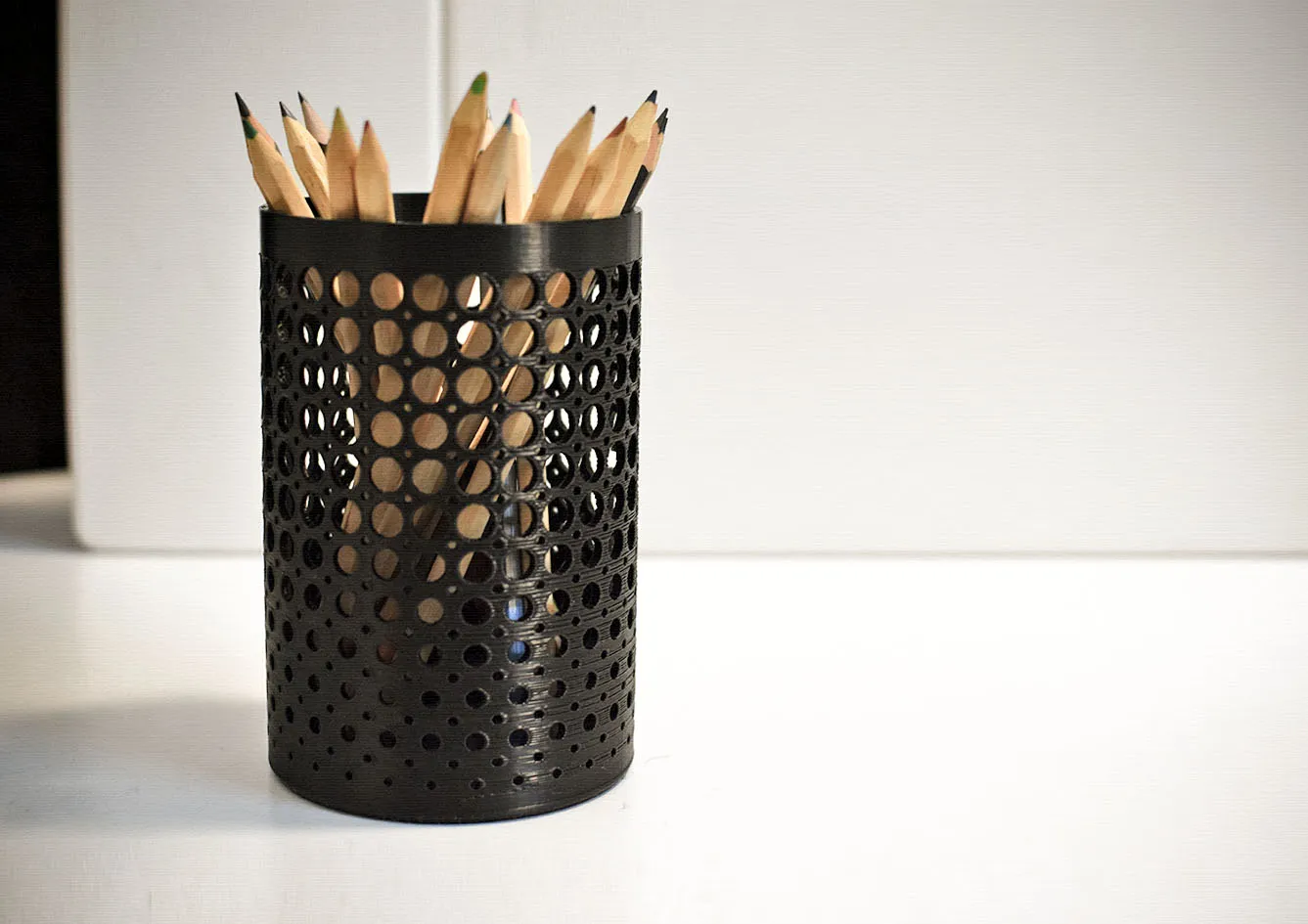 Giá đỡ bút thiết kế phù hợp với giỏ trang trí