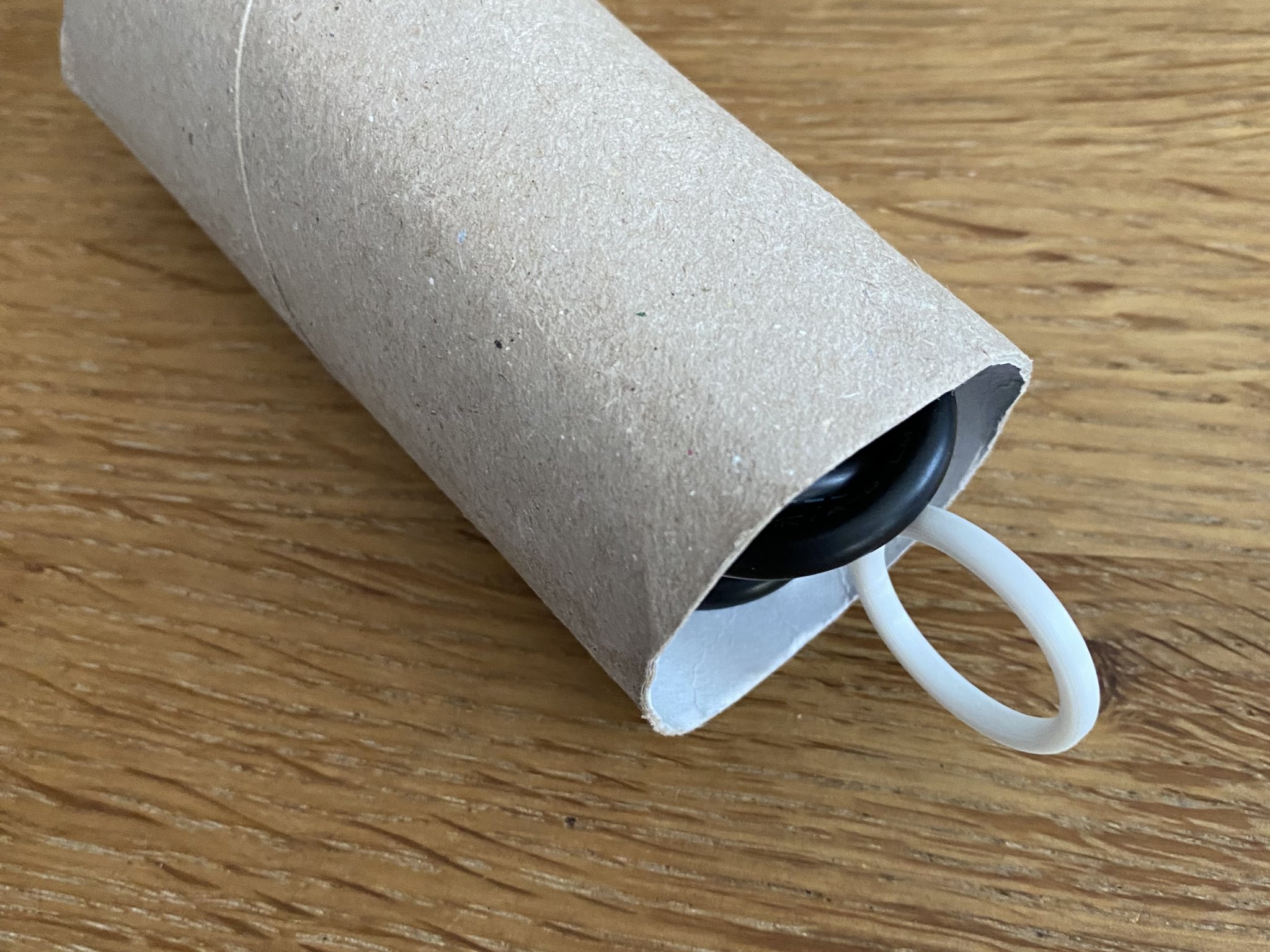 Quản lý cáp thông minh với cuộn giấy vệ sinh