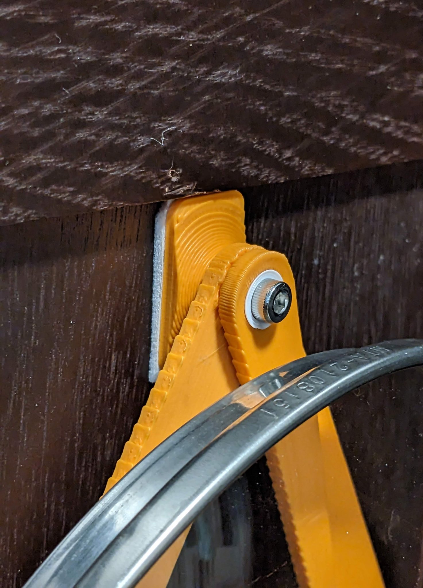 Bộ giá đỡ nắp nồi MOD dùng băng dính Command