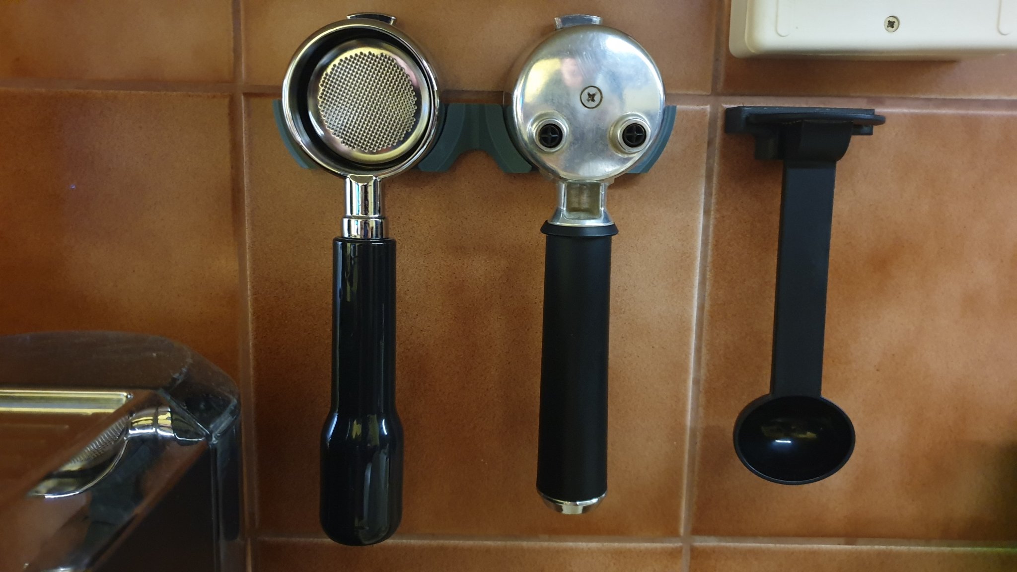 Giá đỡ gắn tường cho bộ lọc cà phê Delonghi Dedica 685