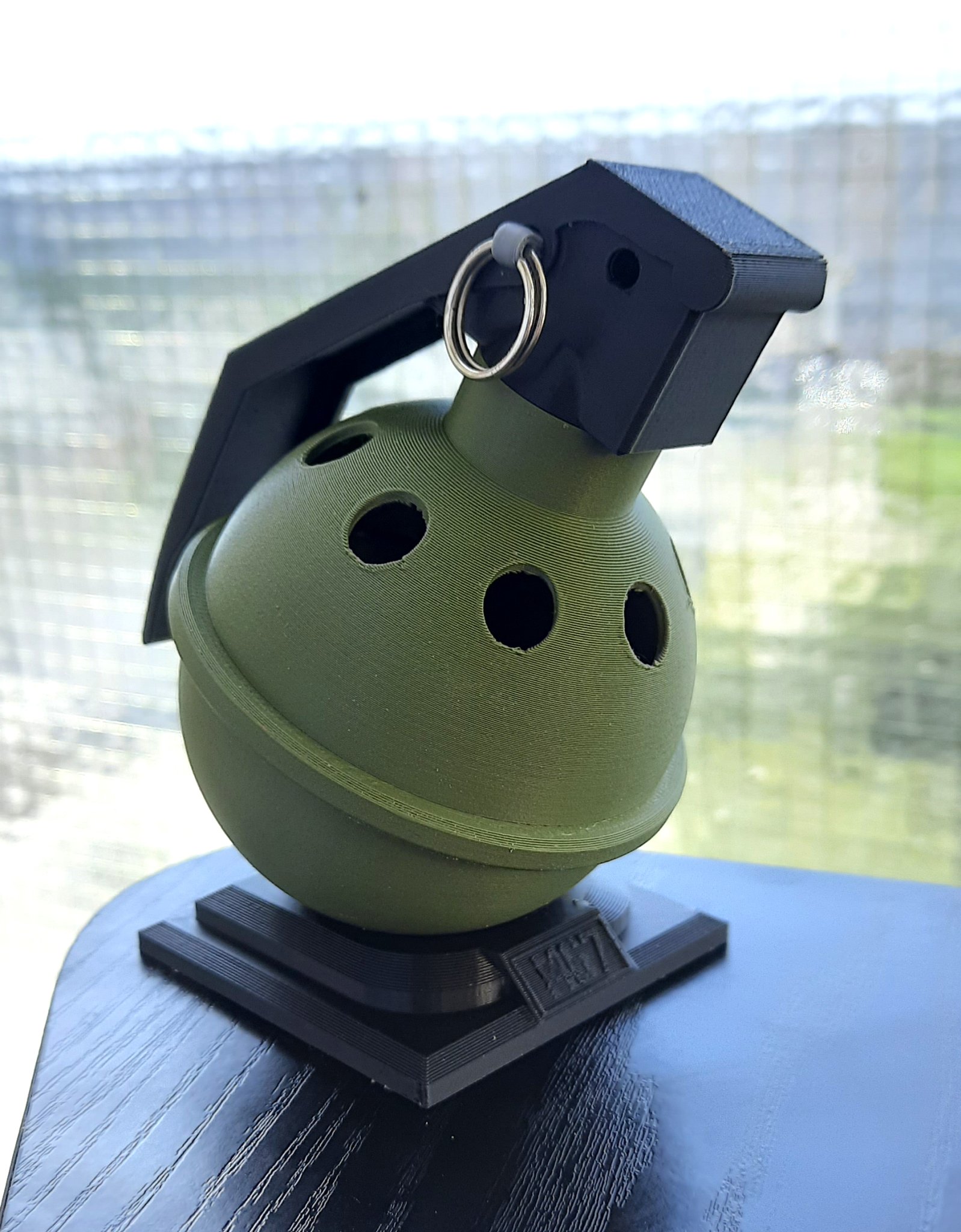 Giá đỡ bút và tiền hình lựu đạn M67