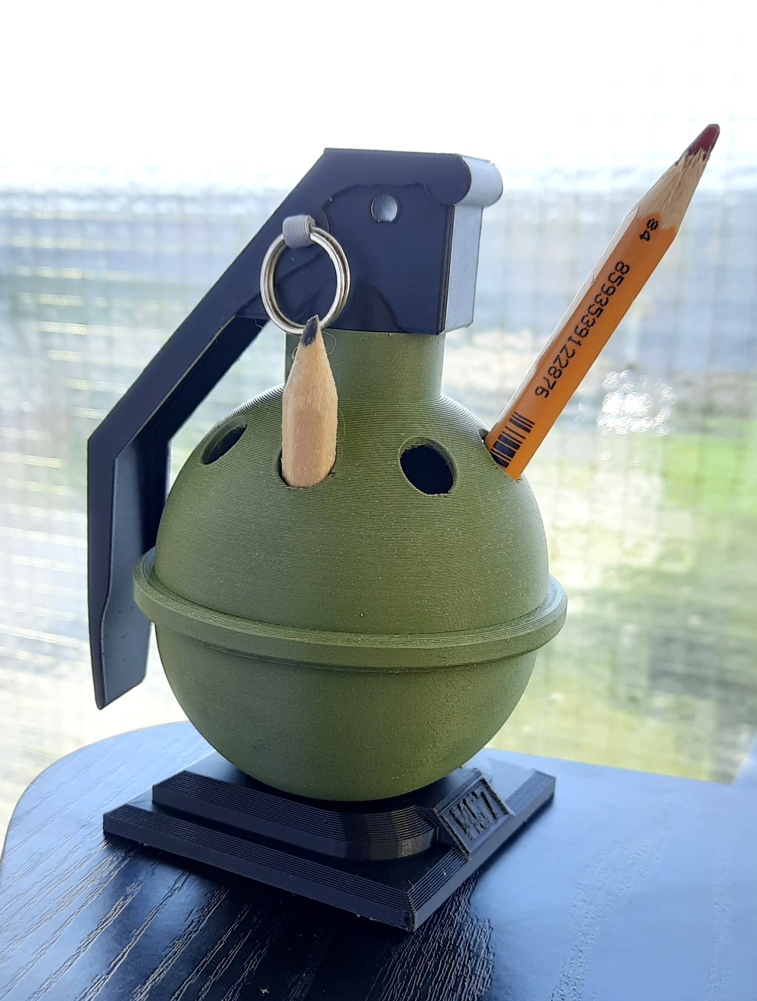 Giá đỡ bút và tiền hình lựu đạn M67