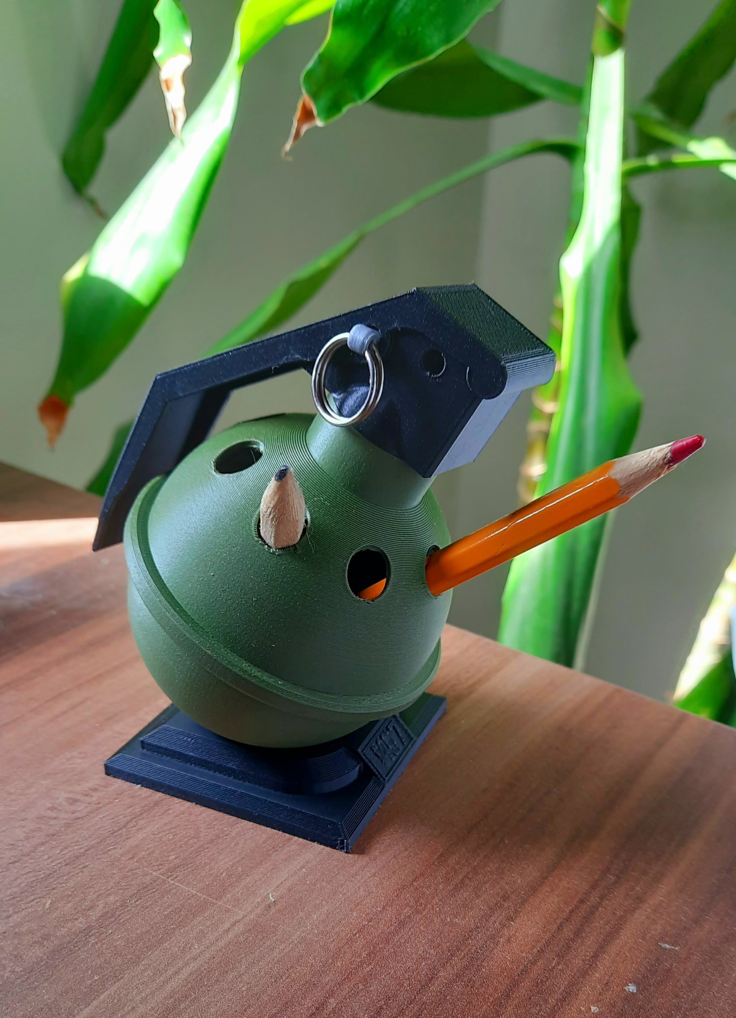 Giá đỡ bút và tiền hình lựu đạn M67