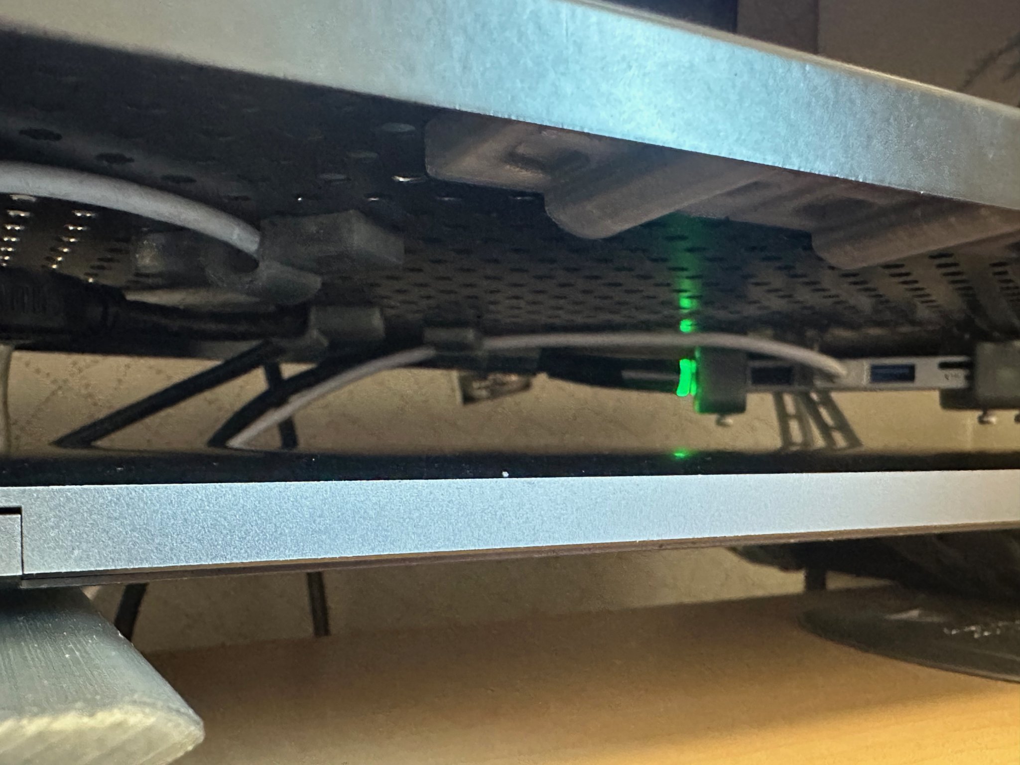 Giải pháp quản lý cáp từ tính cho giá đỡ màn hình tùy chỉnh