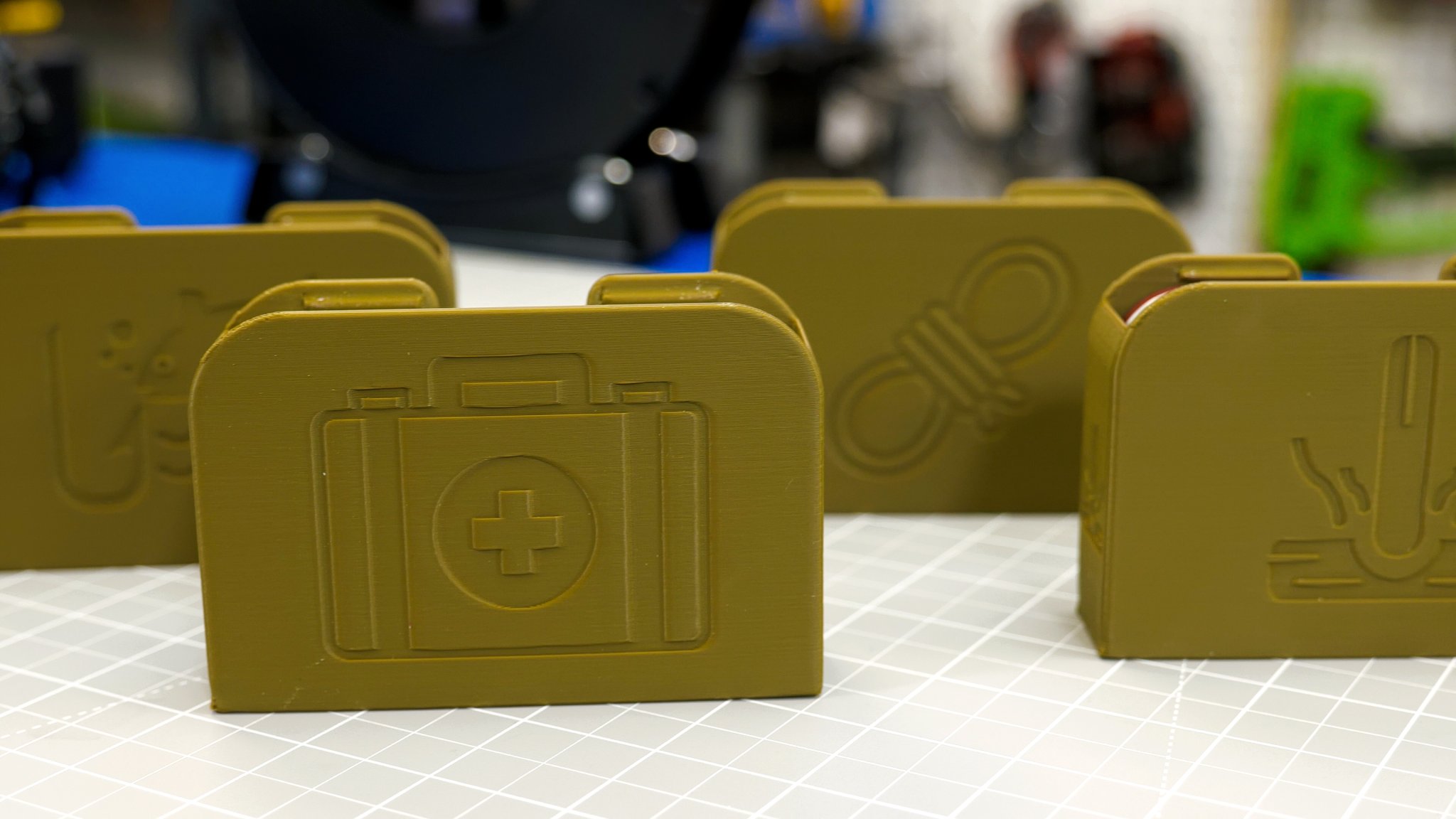 Bộ dụng cụ sinh tồn mini từ hộp Altoids