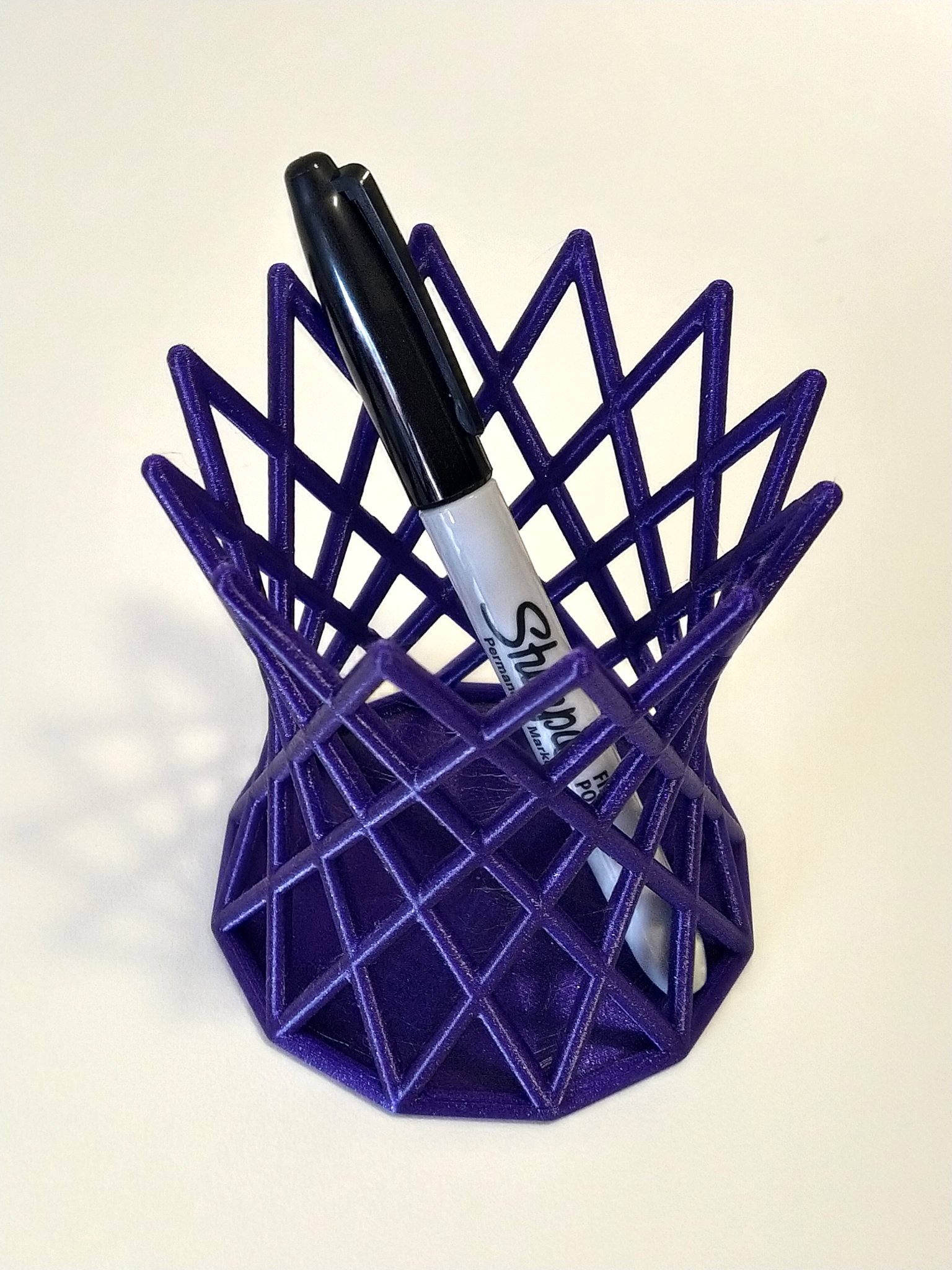 Giá đỡ bút hình hyperboloid mạnh mẽ và phong cách