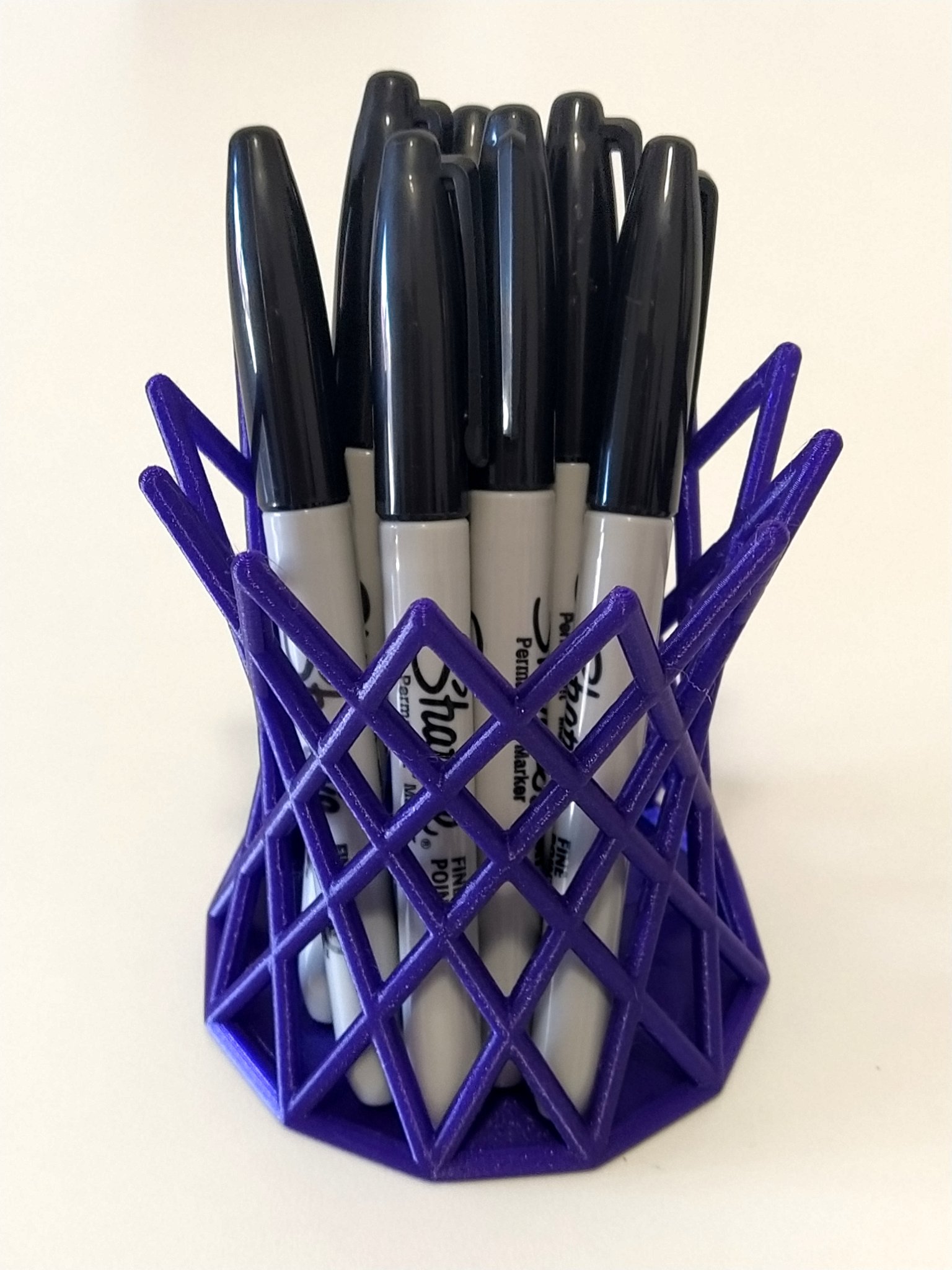 Giá đỡ bút hình hyperboloid mạnh mẽ và phong cách