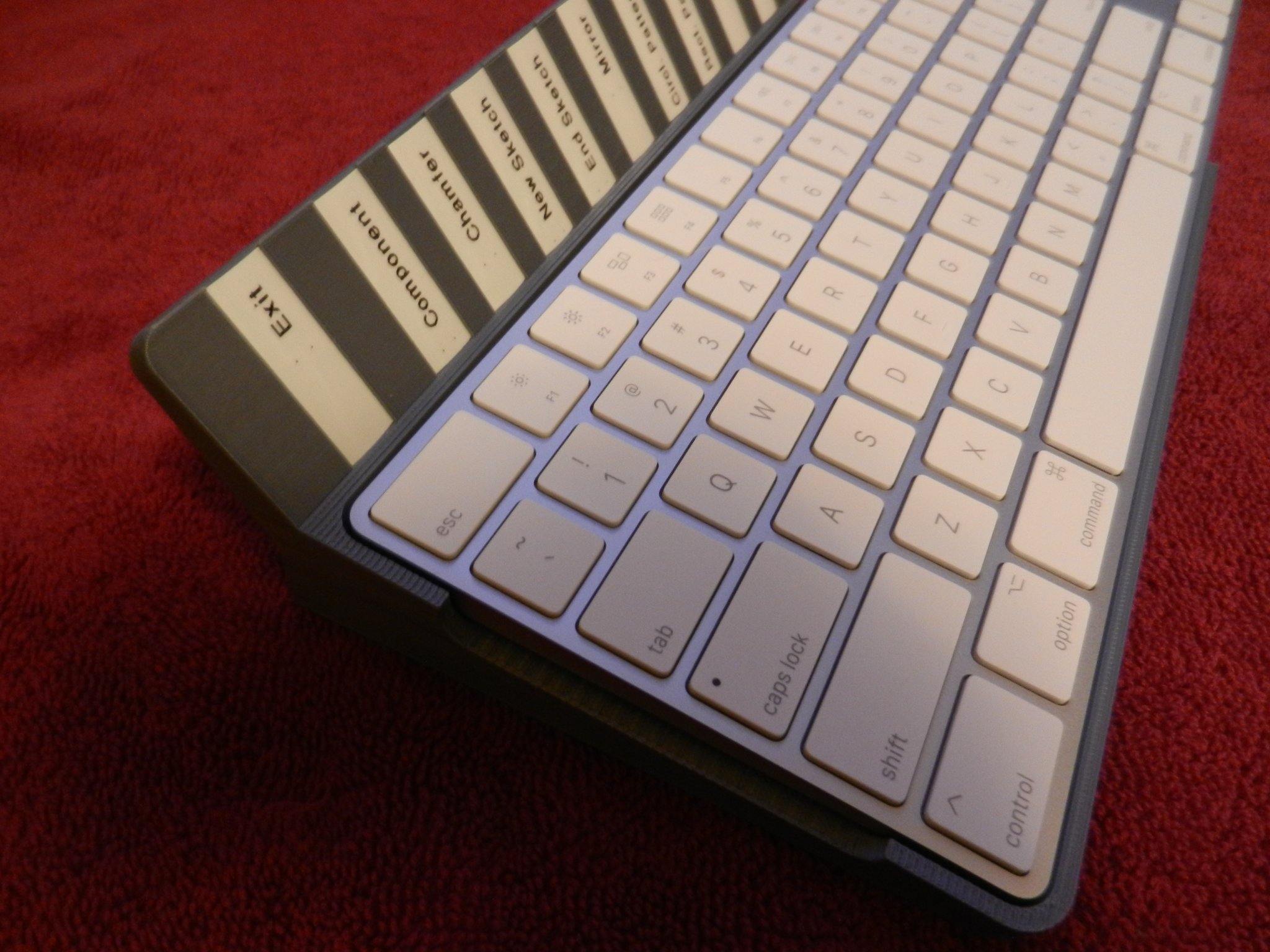 Khay bàn phím Apple Magic với nhãn phím "F