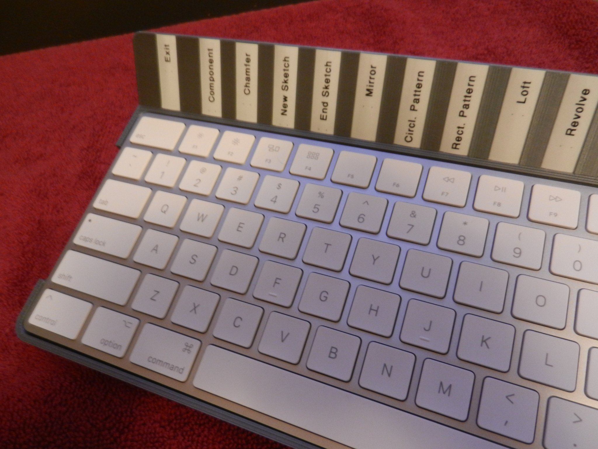 Khay bàn phím Apple Magic với nhãn phím "F