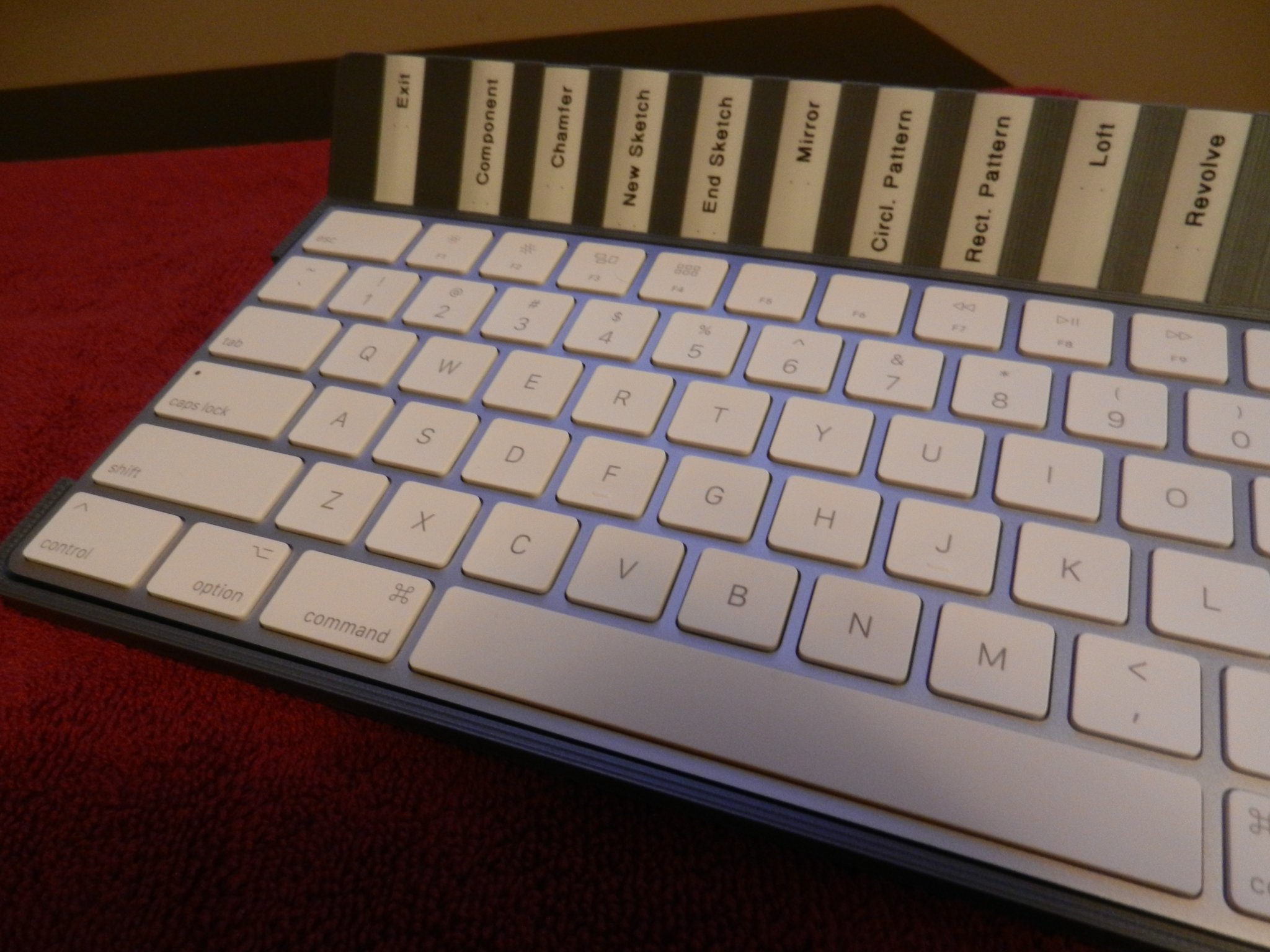 Khay bàn phím Apple Magic với nhãn phím "F