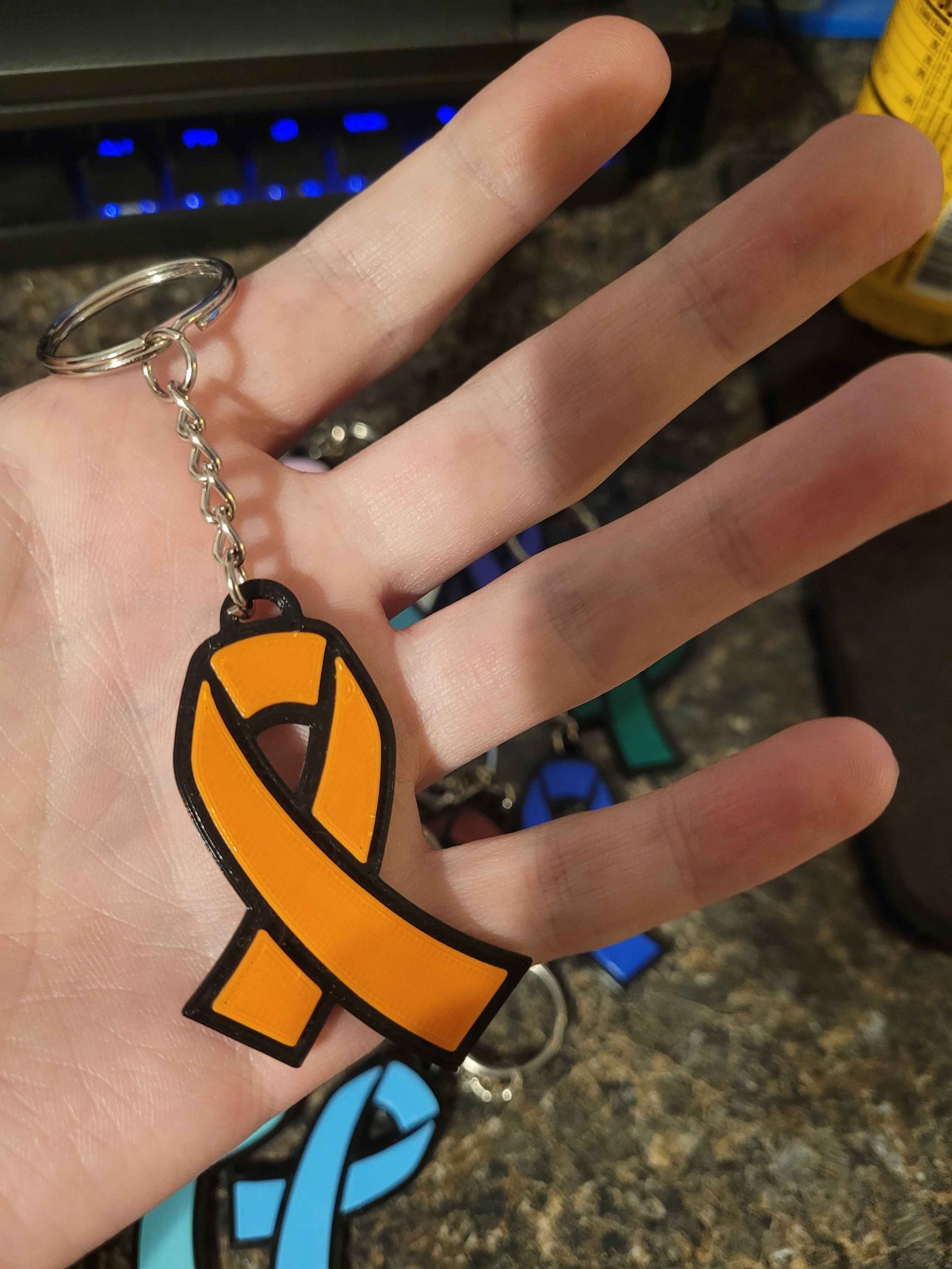 Móc khóa hình ruy băng chống ung thư thiết kế cho từ thiện