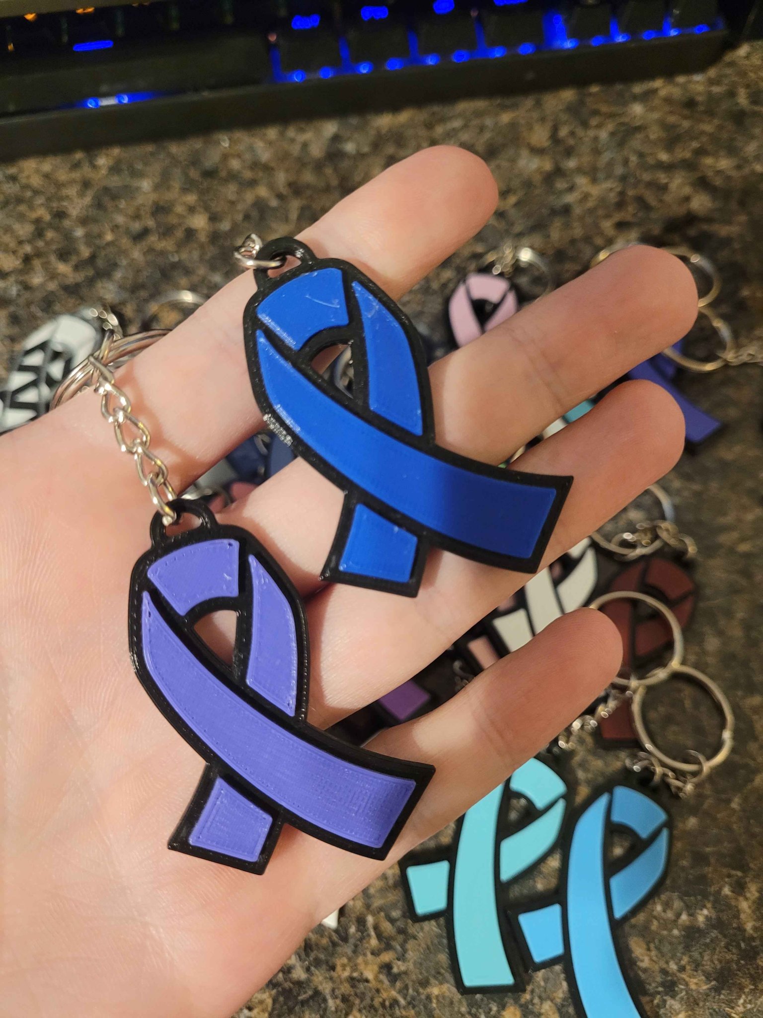 Móc khóa hình ruy băng chống ung thư thiết kế cho từ thiện