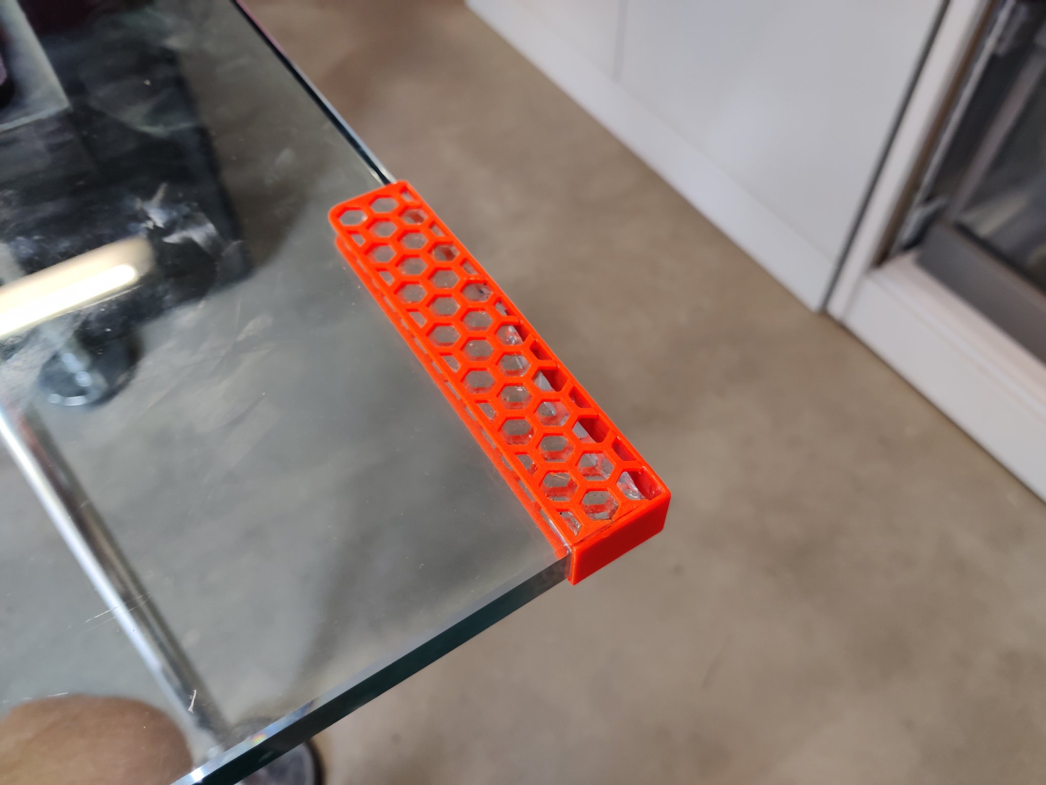 Bảo vệ cạnh bàn làm việc bằng kính chống sắc nhọn