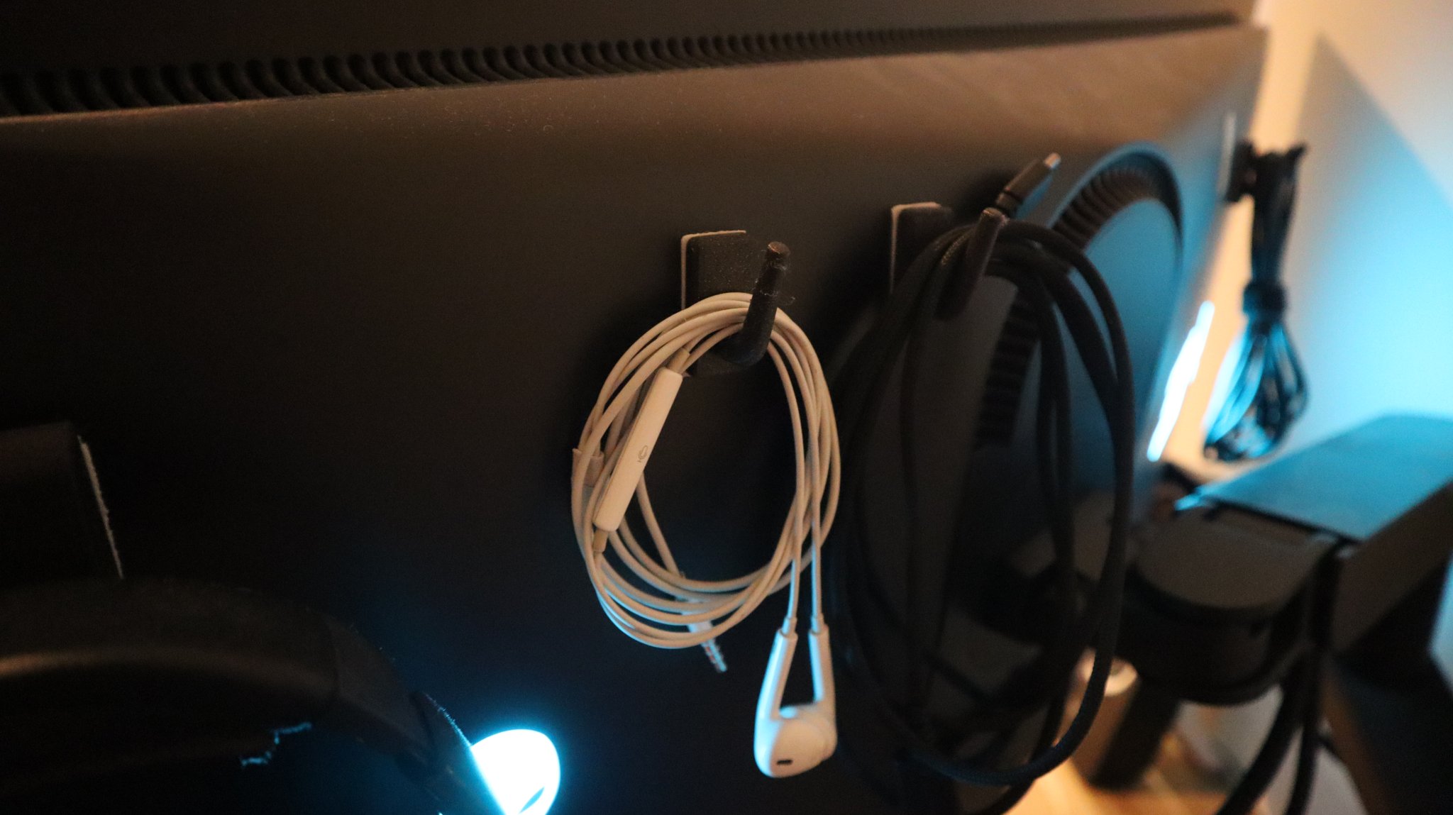 Móc treo dây cáp và vật dụng nhỏ cho văn phòng