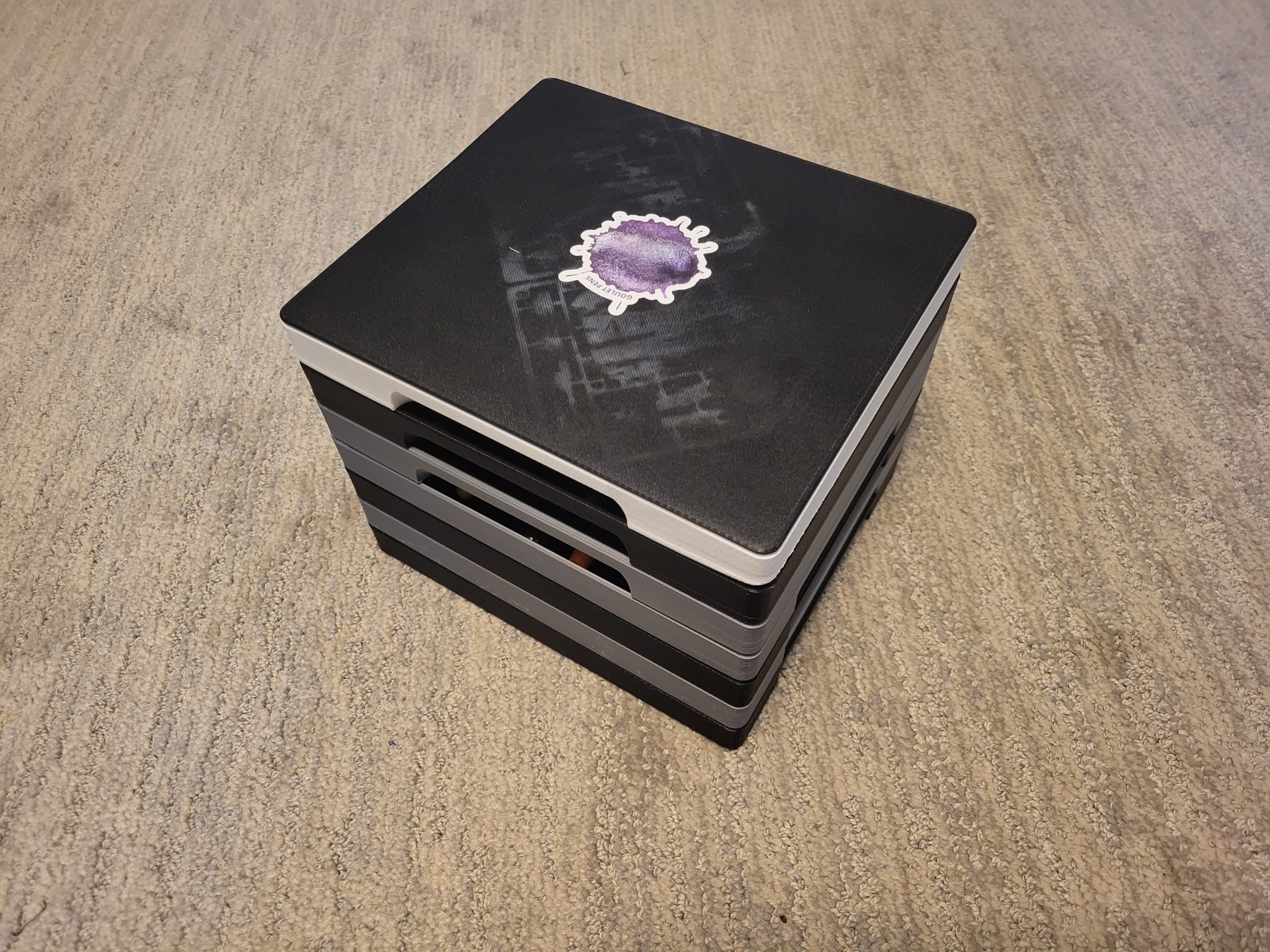 Giá đỡ và lưu trữ bút với thiết kế xếp chồng