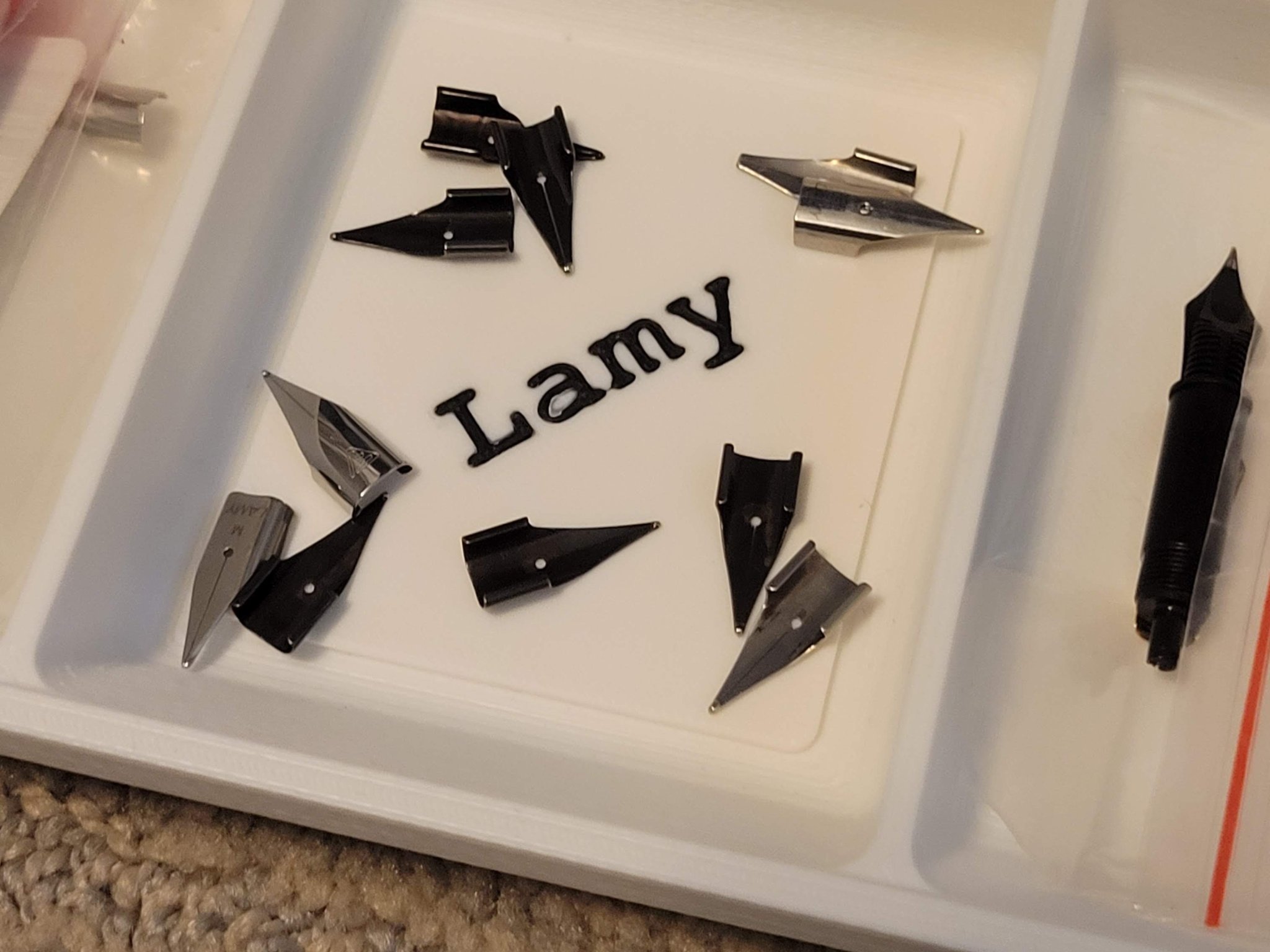 Giá đỡ và lưu trữ bút với thiết kế xếp chồng