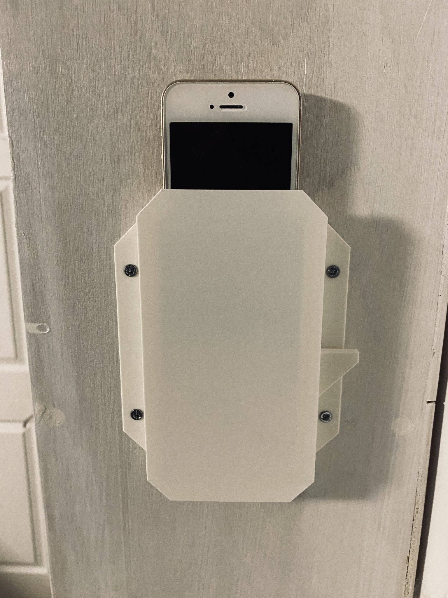 Giá đỡ điện thoại iPhone SE in sẵn không cần hỗ trợ