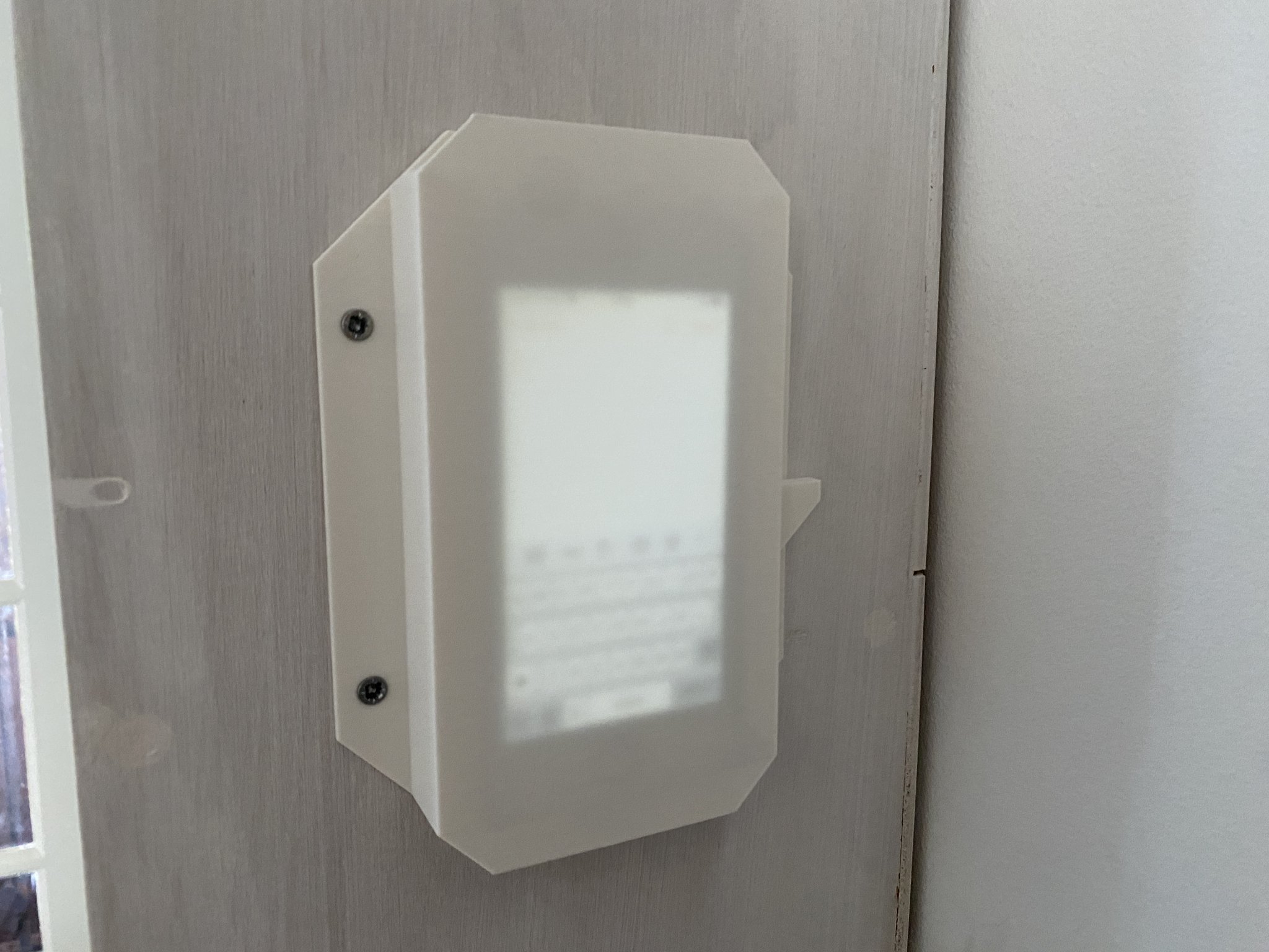 Giá đỡ điện thoại iPhone SE in sẵn không cần hỗ trợ