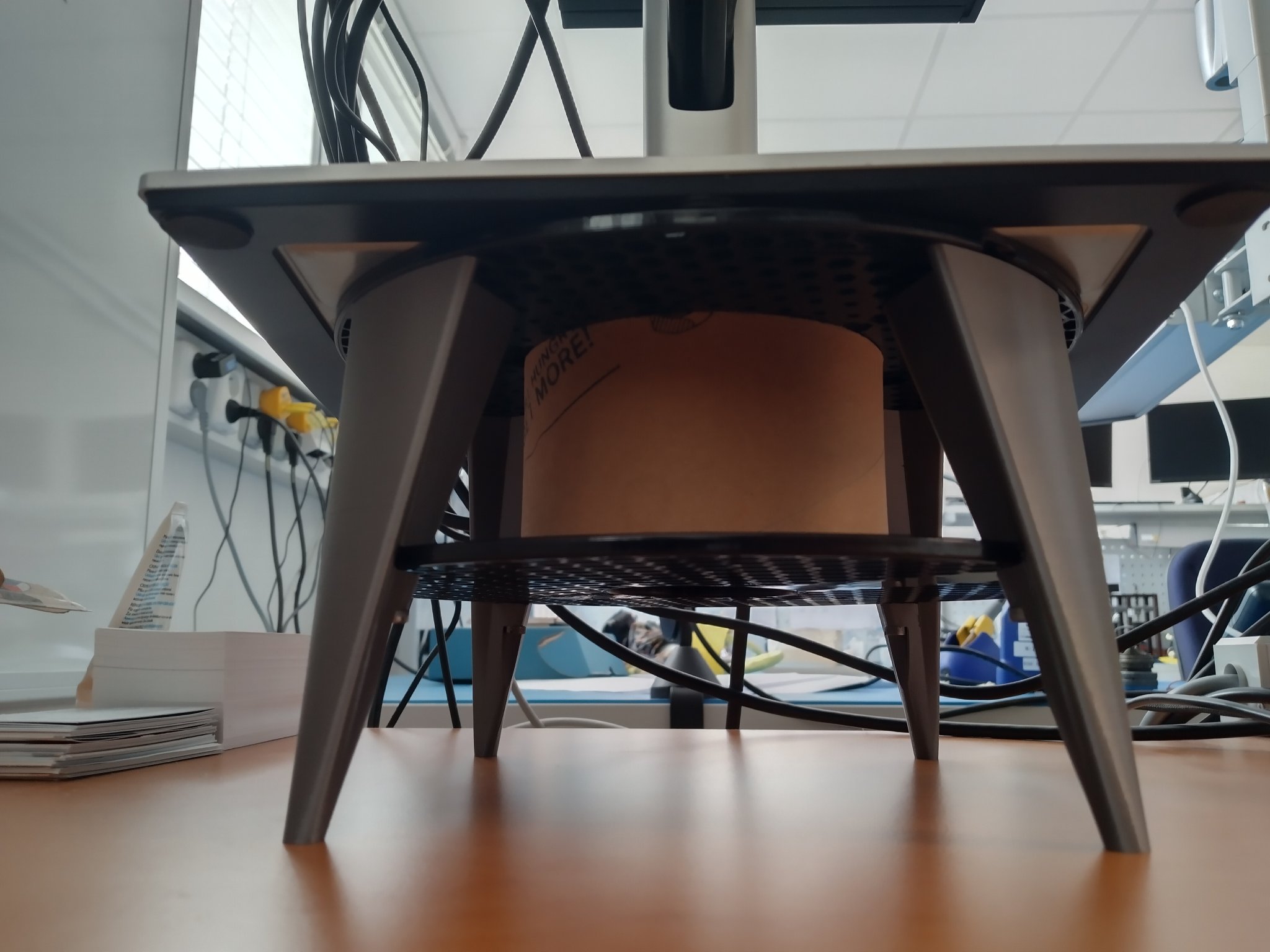 Giá đỡ màn hình đơn giản từ cuộn Prusament