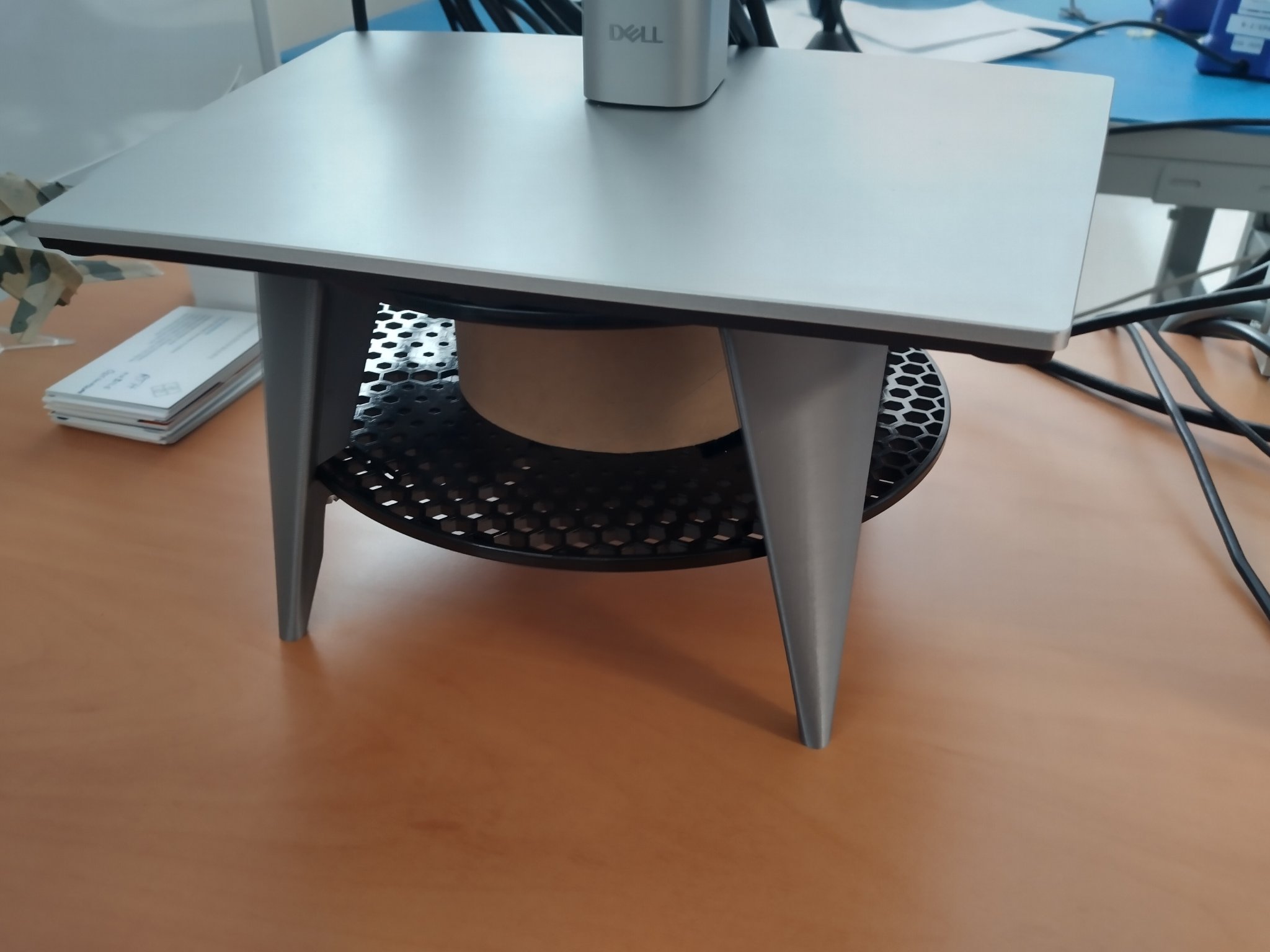 Giá đỡ màn hình đơn giản từ cuộn Prusament