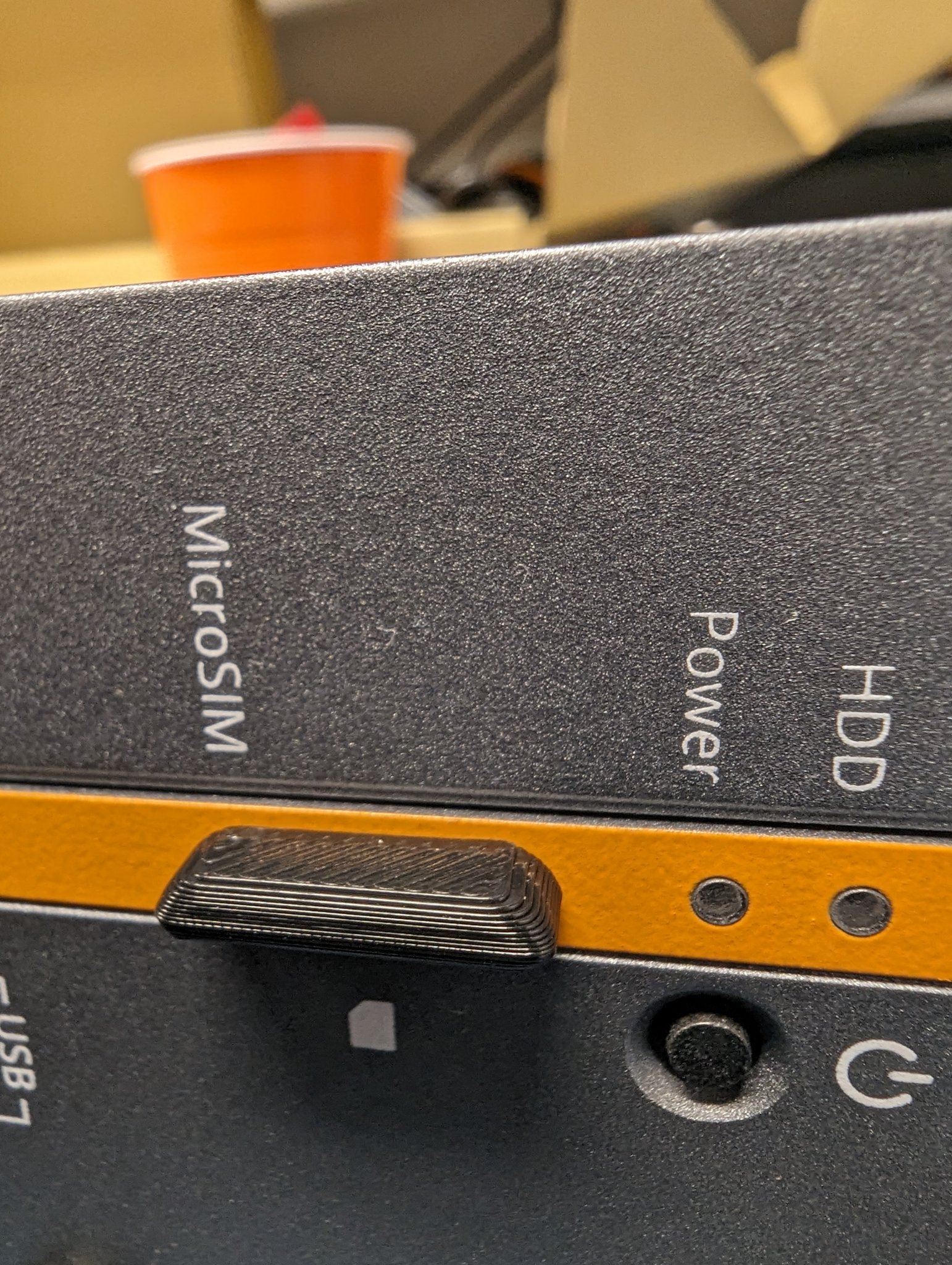 Nắp che khe cắm thẻ SIM Micro