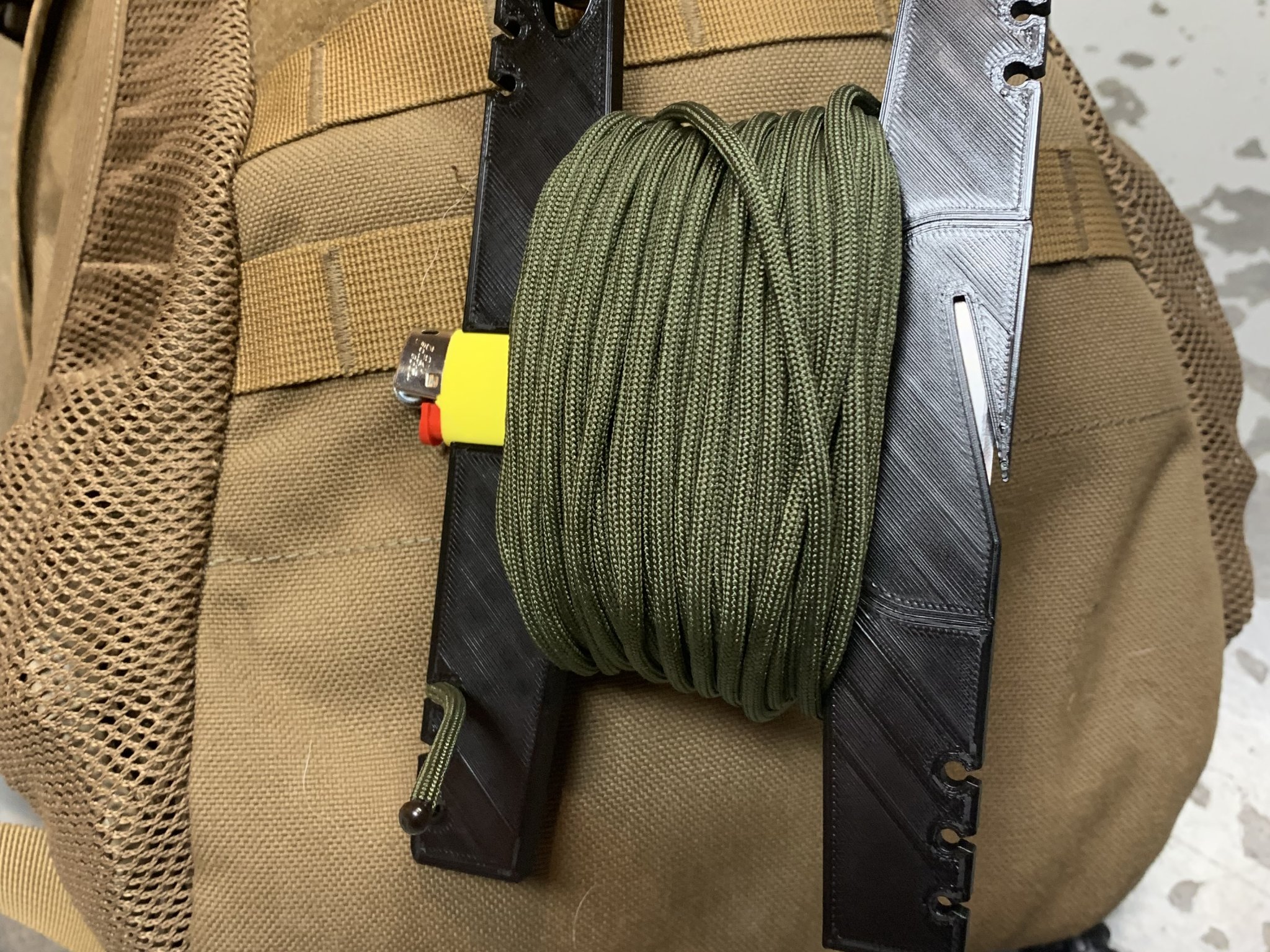 Giá đỡ dây với lưỡi dao và bật lửa mini Bic