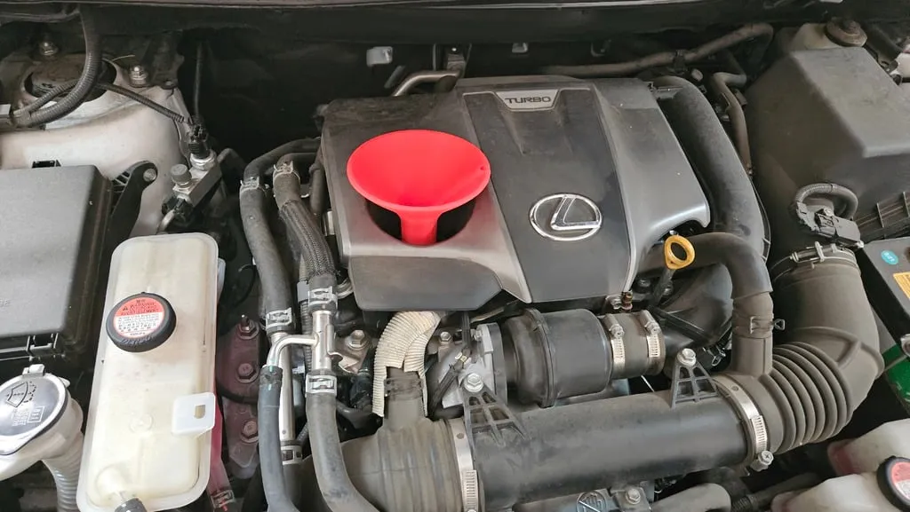 Phễu đổ dầu tùy chỉnh cho Lexus NX200T với nắp ren 37mm