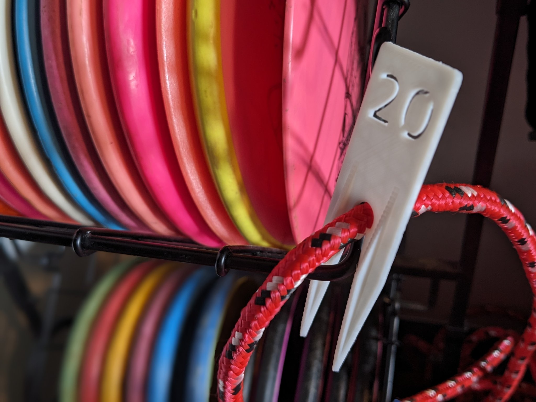 Cọc giữ dây thừng và đánh dấu khoảng cách