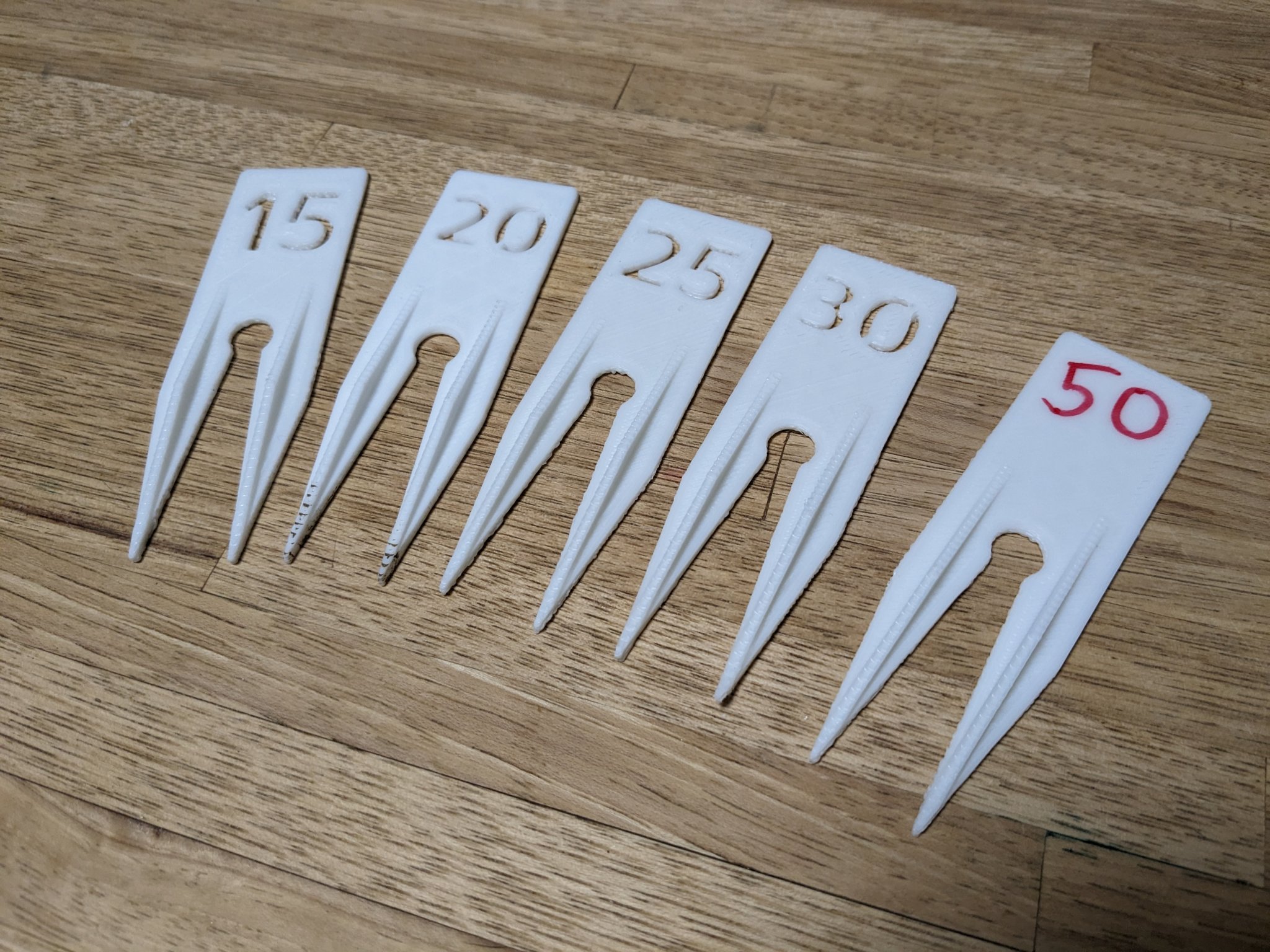 Cọc giữ dây thừng và đánh dấu khoảng cách