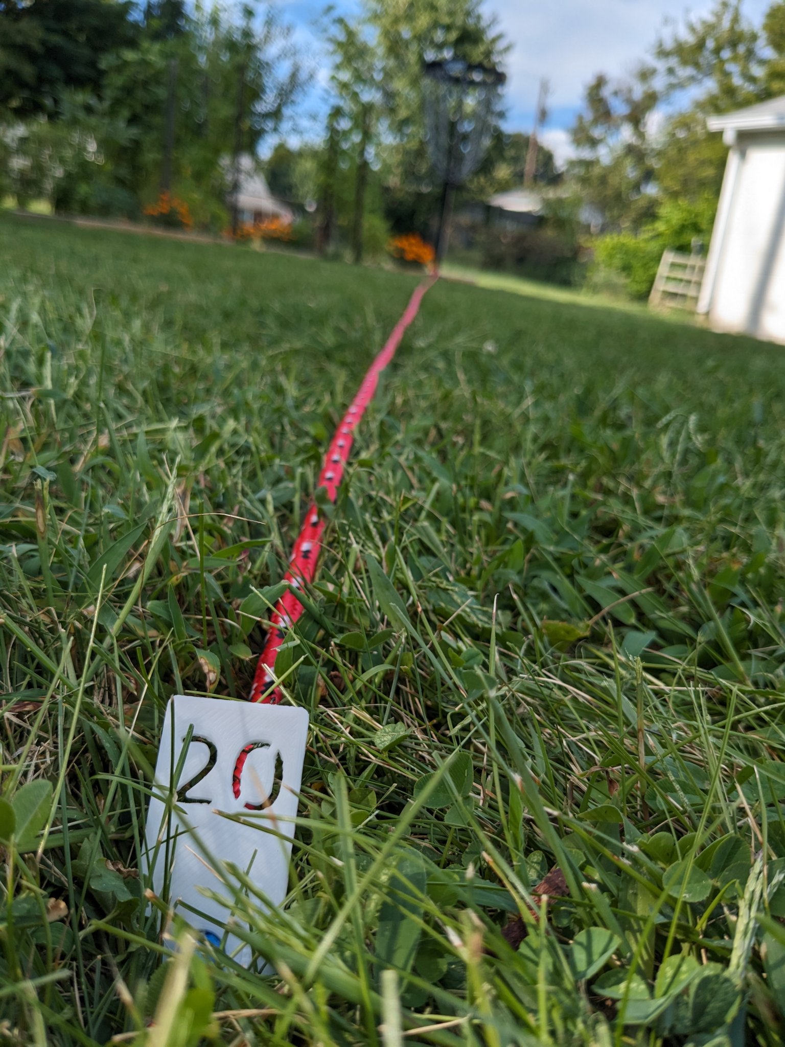 Cọc giữ dây thừng và đánh dấu khoảng cách