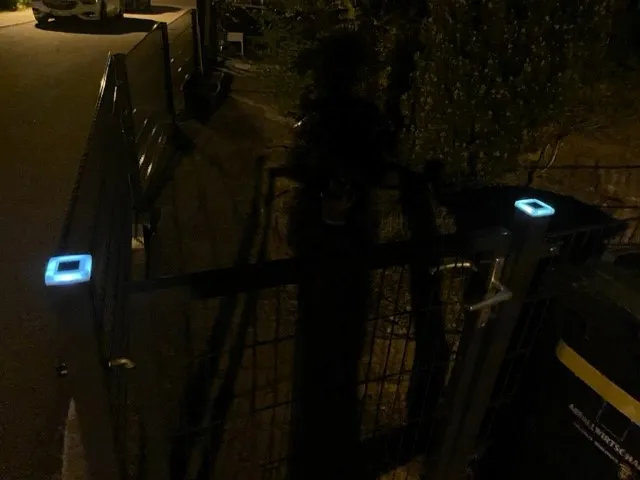 Đèn năng lượng mặt trời cho góc hàng rào