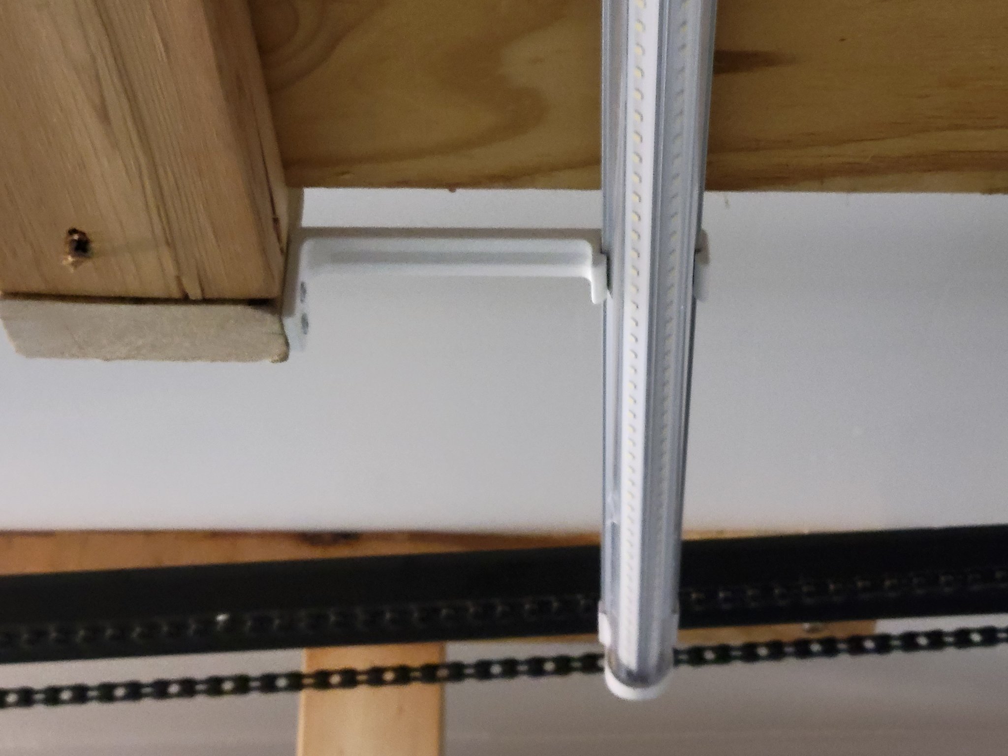 Giá đỡ lắp đặt đèn LED T8 góc 90 độ cho cửa hàng