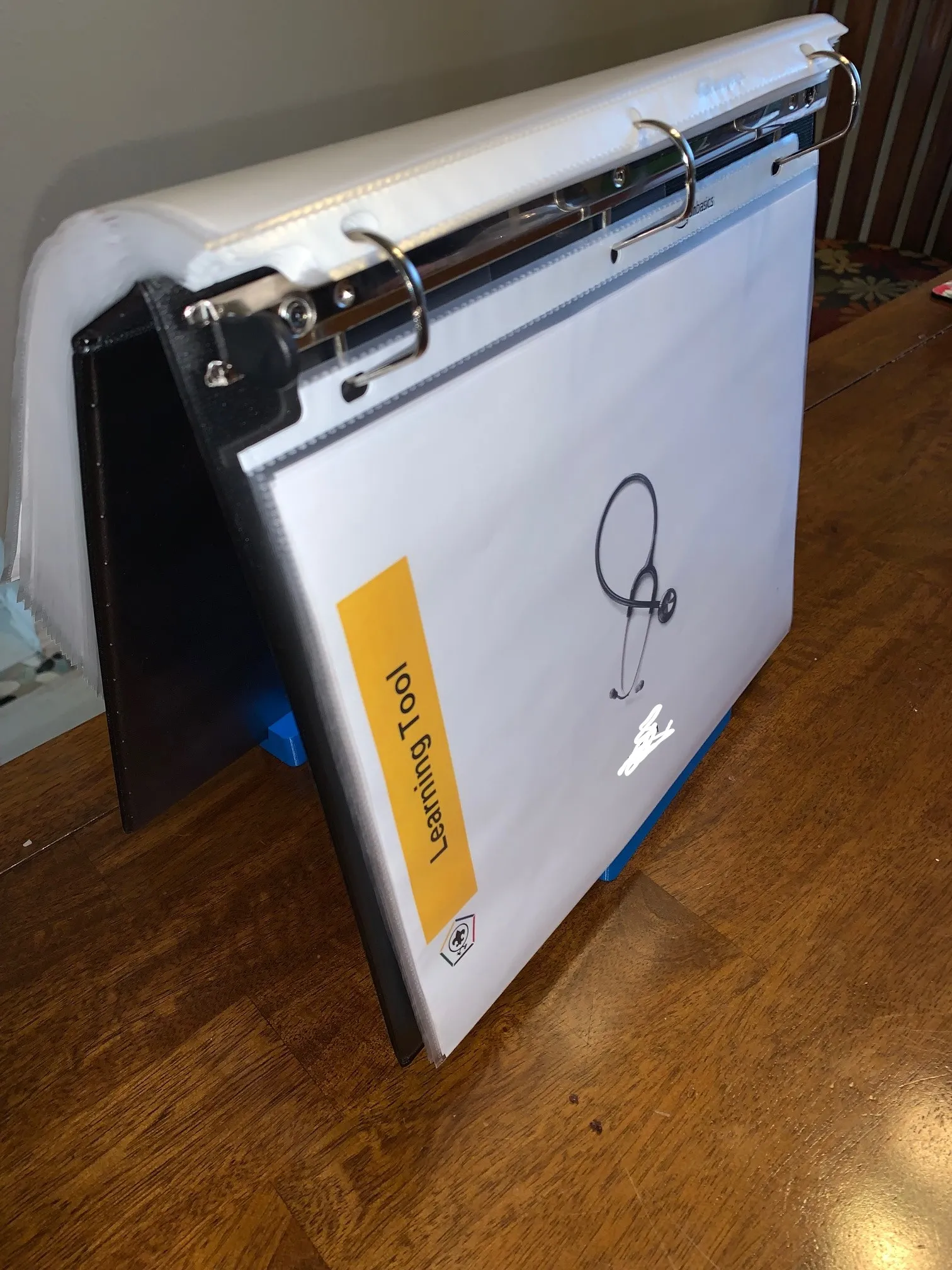 Giá đỡ tài liệu trình bày cho huấn luyện viên Scout