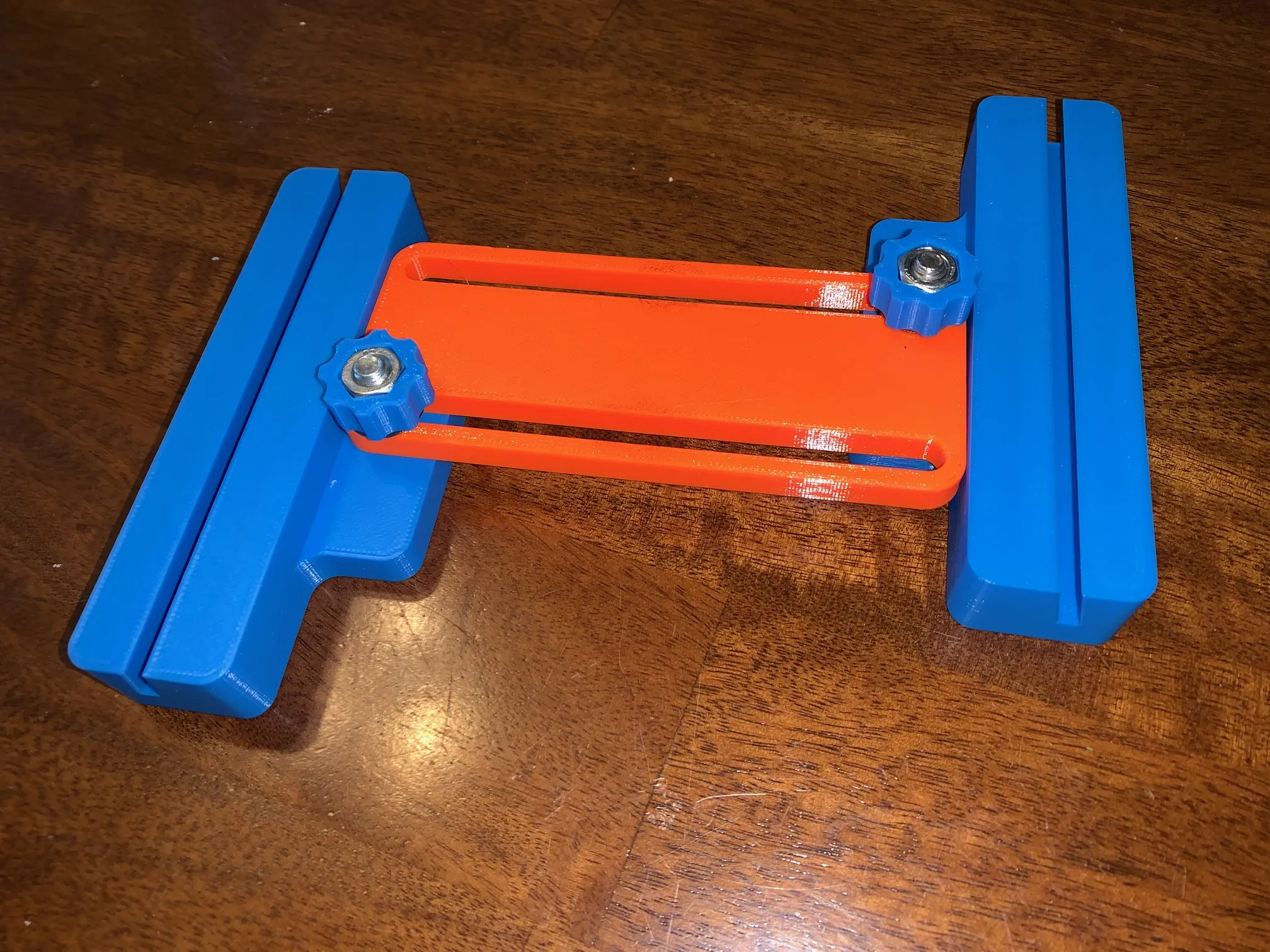 Giá đỡ tài liệu trình bày cho huấn luyện viên Scout