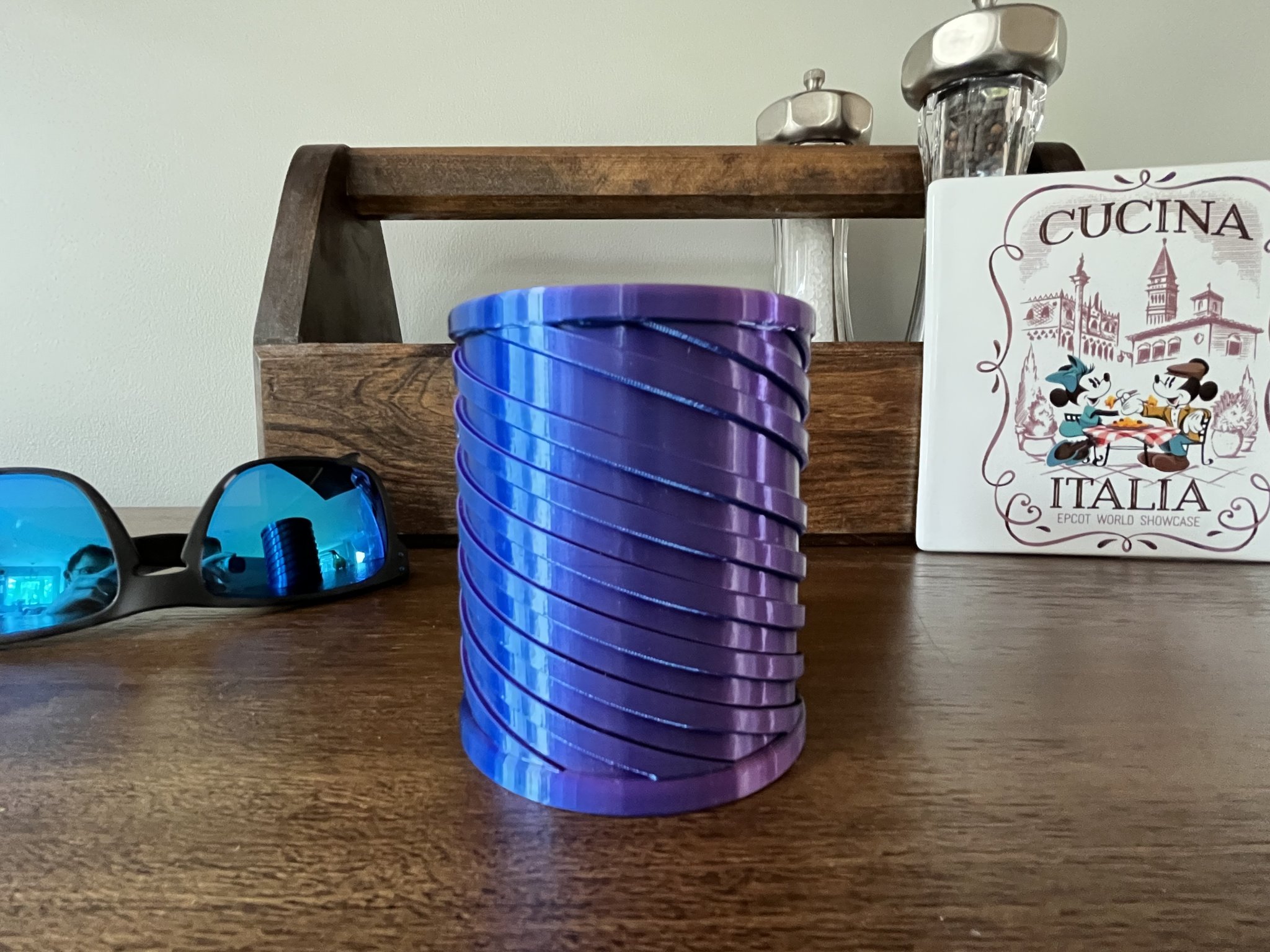 Bình hoa xoắn ốc để trồng cây và bút chì