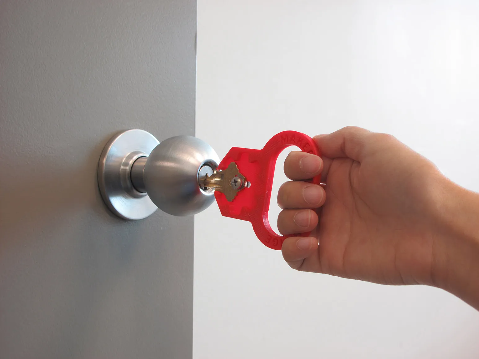 Công cụ xoay chìa khóa cho người khuyết tật vận động tay