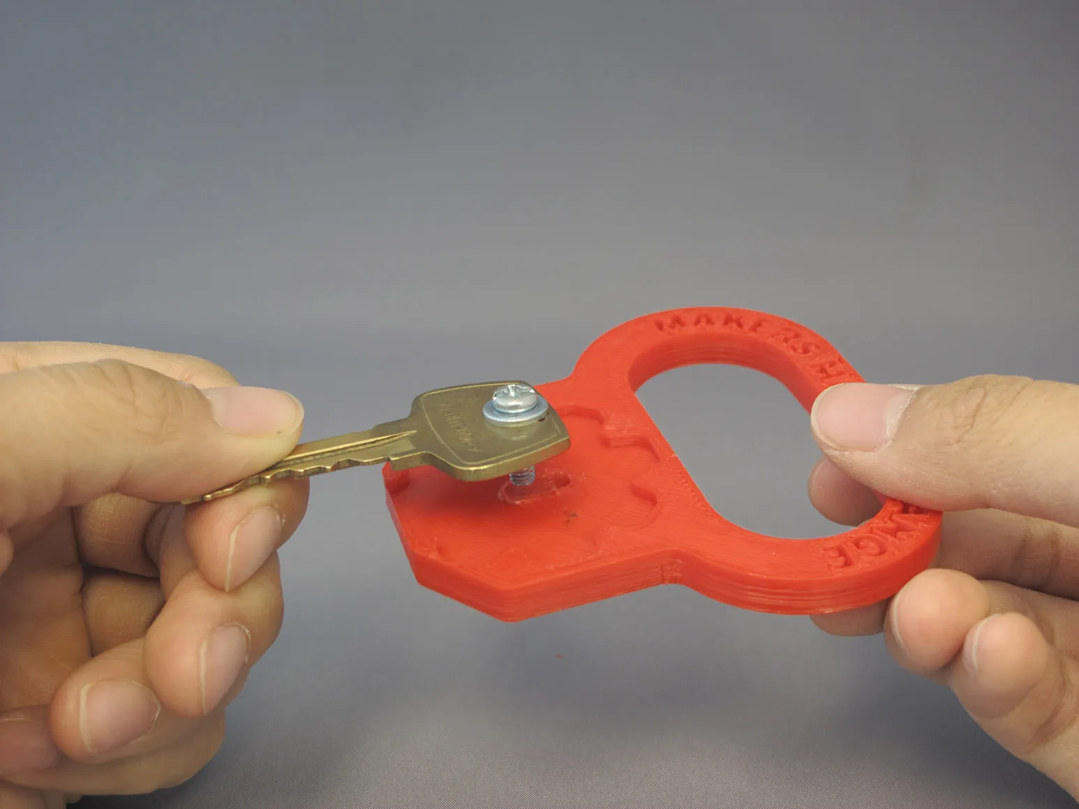Công cụ xoay chìa khóa cho người khuyết tật vận động tay