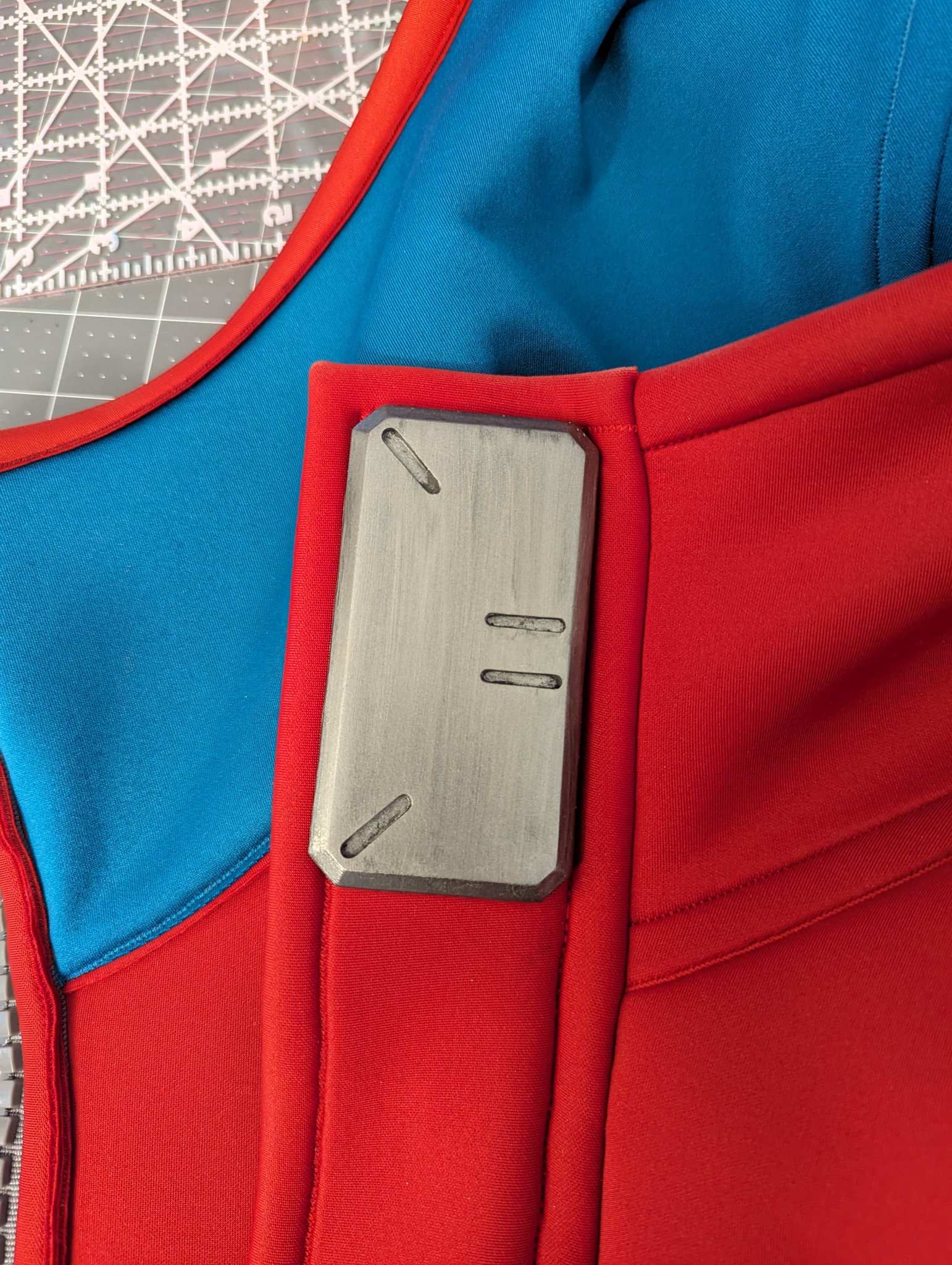 Áo khoác Vash the Stampede với biểu tượng đặc trưng