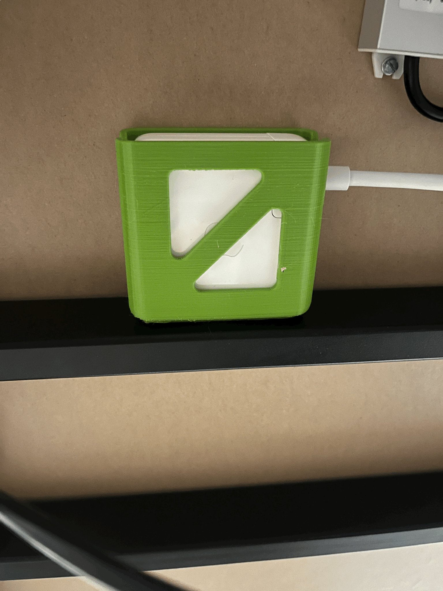 Giá đỡ sạc Macbook 67W lắp dưới bàn