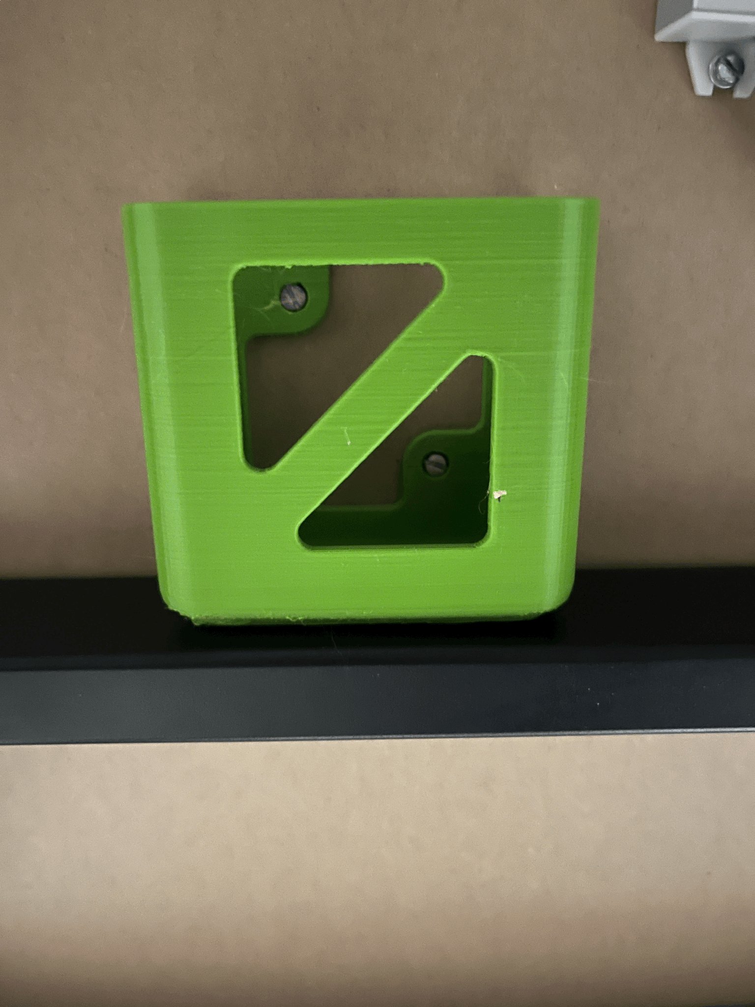 Giá đỡ sạc Macbook 67W lắp dưới bàn