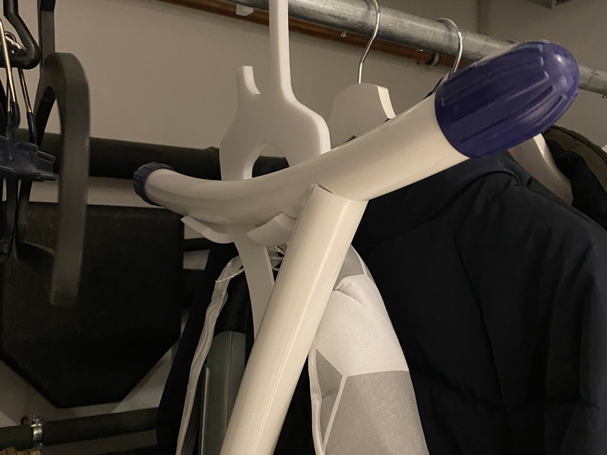 Giá treo bàn ủi cho phòng thay đồ